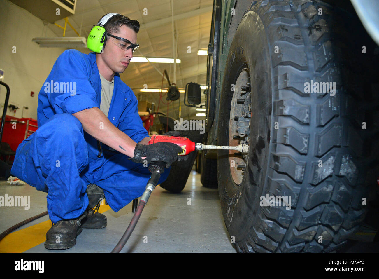 Senior aviatori Brennan Popp, 341 disponibilità logistica Squadron mission generare vehicular equipaggiamento tecnico di manutenzione, sostituisce il pneumatico di un Humvee Luglio 7, 2016 a Malmstrom Air Force Base, Mont. Humvee pneumatici sono generalmente azionati tra 15.000 e 20.000 miglia prima di dover essere sostituito. (U.S. Air Force foto/Airman 1. Classe Daniel Brosam) Foto Stock