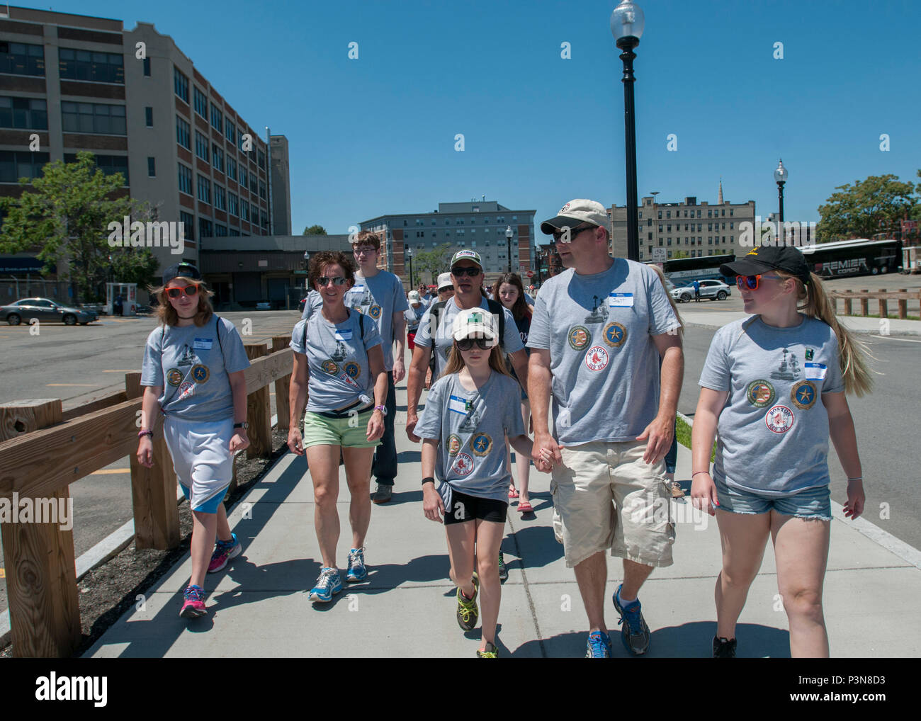 Vermont Guardia Nazionale Stella d'oro le famiglie a piedi al Fenway Park per guardare un Boston Red Sox gioco durante il Vermont eroi caduti 1° Annuale evento sopravvissuto a Boston, Massachusetts, Luglio 4, 2016. Il caso di onori e supporta le famiglie che hanno perso una persona cara nel servizio militare. (U.S. Esercito nazionale Guard foto di Spc. Avery Cunningham/rilasciato) Foto Stock