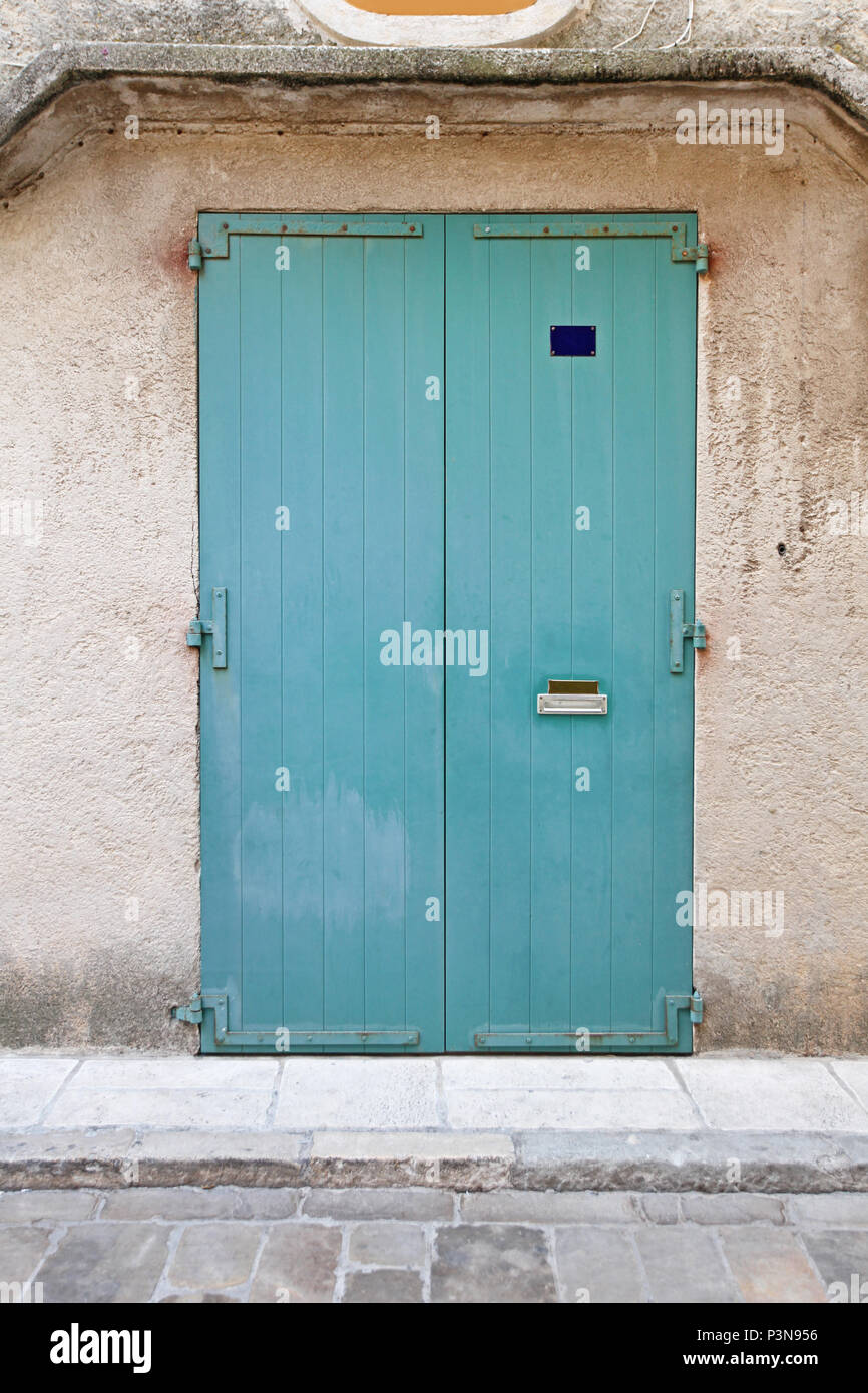 Chiusa Grande verde doppia porta di legno a casa in Francia Foto Stock