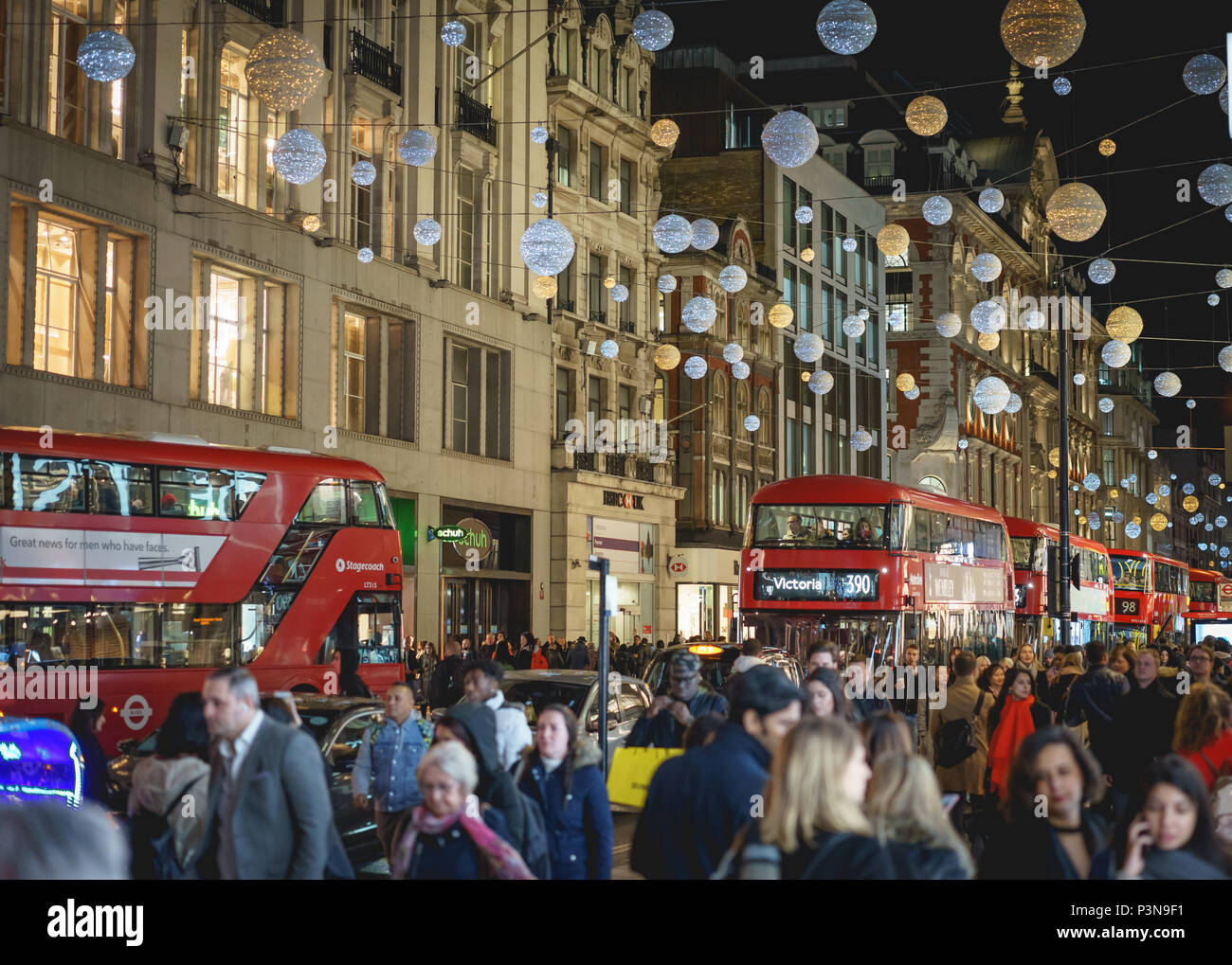 London, Regno Unito - Novembre 2017. Decorate Oxford Street affollate di persone per lo shopping di Natale. Formato orizzontale. Foto Stock