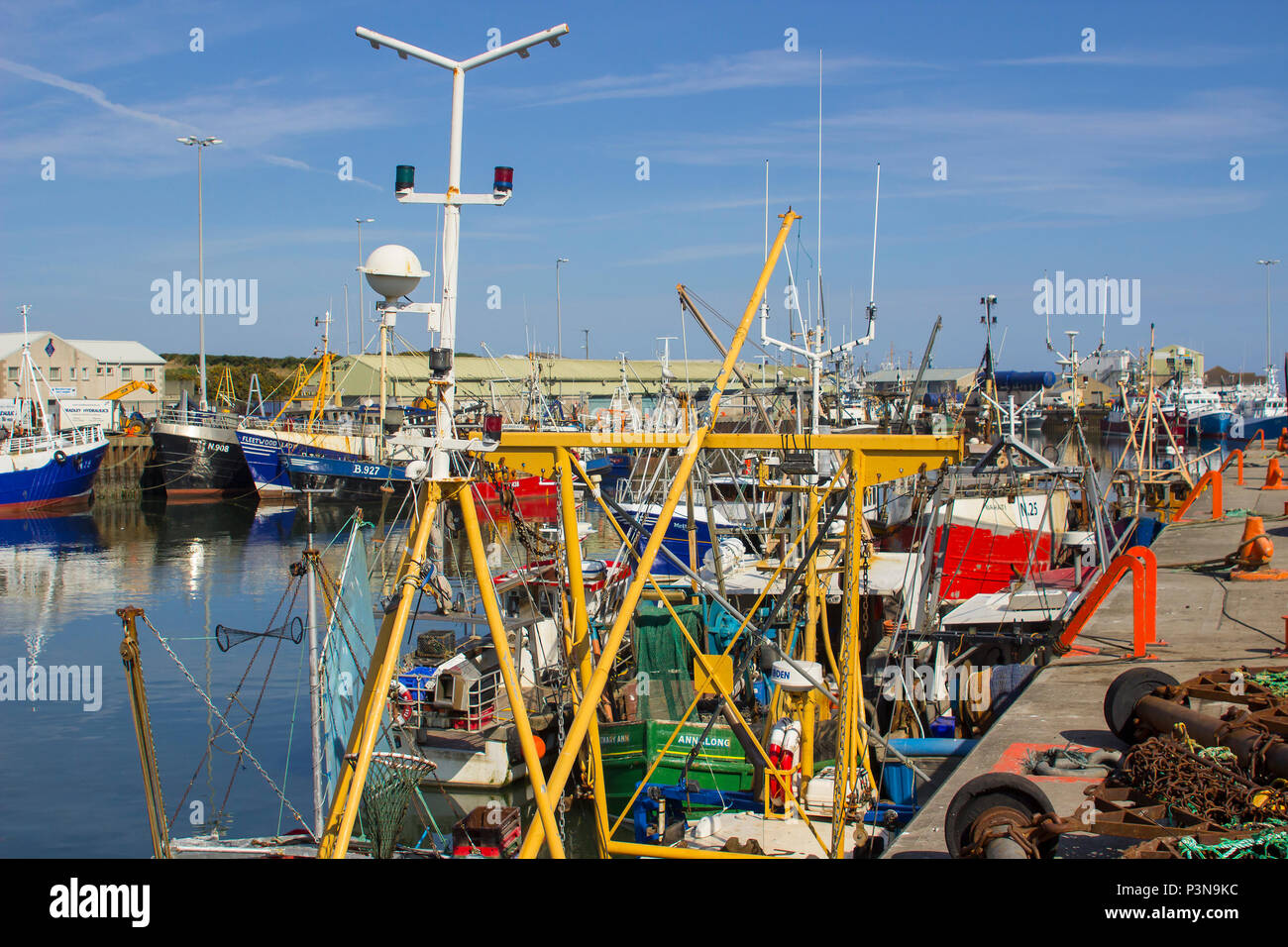 7 Giugno 2018 vari colorati pescherecci da traino di pesca legato nelle calme acque di Kilkeel Harbour nella contea di Down Irlanda del Nord Foto Stock