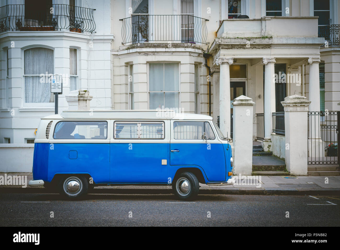 London, Regno Unito - Dicembre 2017. Vecchia Volkswagen Transporter T2 parcheggiato in una strada di Notting Hill. Formato orizzontale. Foto Stock
