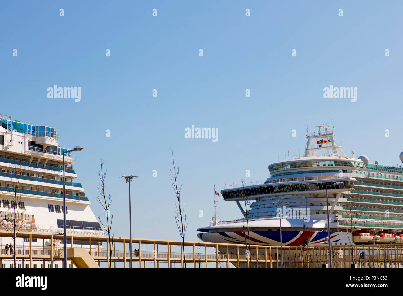 Navi e passeger al terminal delle navi da crociera di Lisbona. Portogallo Foto Stock