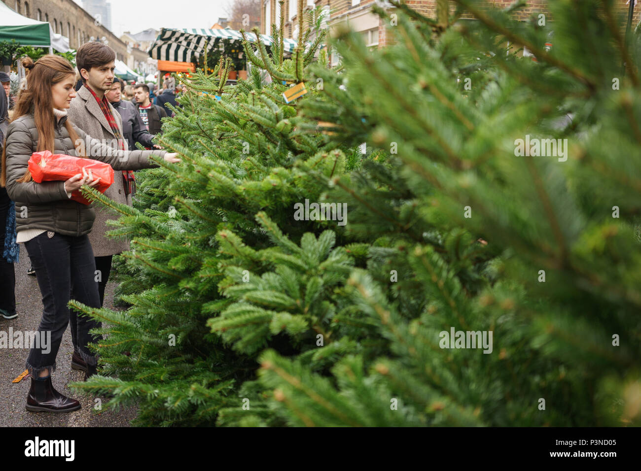 London, Regno Unito - Dicembre 2017. Alberi di Natale è in vendita in Columbia Road Flower Market nella zona est di Londra. Formato orizzontale. Foto Stock