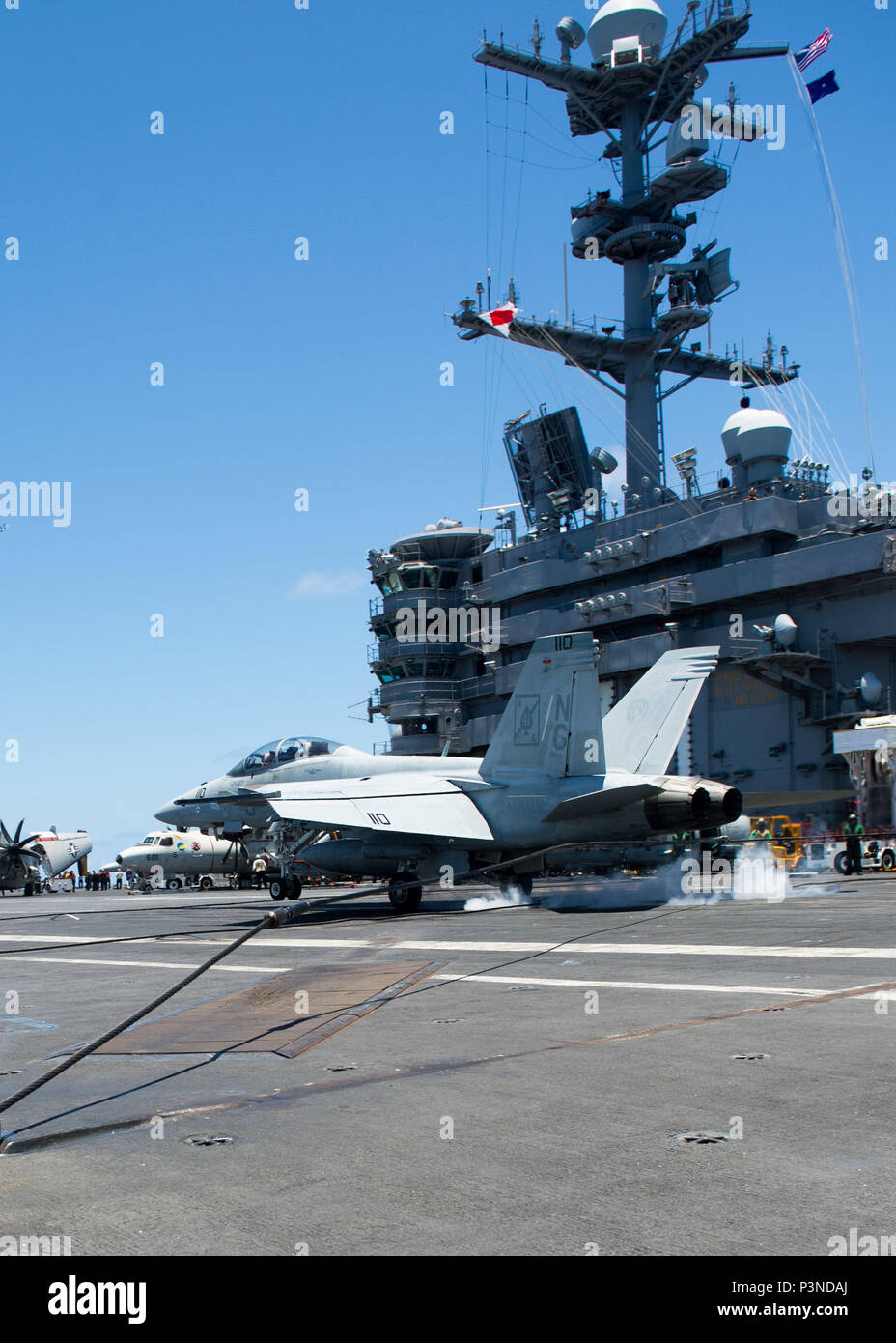 160713-N-XX566-230 OCEANO PACIFICO (13 luglio 2016) - Un'F/A-18F Super Hornet assegnati al nero Aces di Strike Fighter Squadron (VFA) 41 terre sulla USS John C. Stennis' (CVN 74) ponte di volo durante il cerchio del Pacifico. Venti-sei nazioni, più di 40 navi e sottomarini, più di 200 aerei e 25.000 personale partecipano RIMPAC dal 30 giugno al 4 agosto, in e intorno alle Isole Hawaii e la California del Sud. Il più grande del mondo marittimo internazionale esercitazione RIMPAC offre una singolare opportunità di formazione che aiuta i partecipanti a promuovere e sostenere le relazioni cooperative Foto Stock