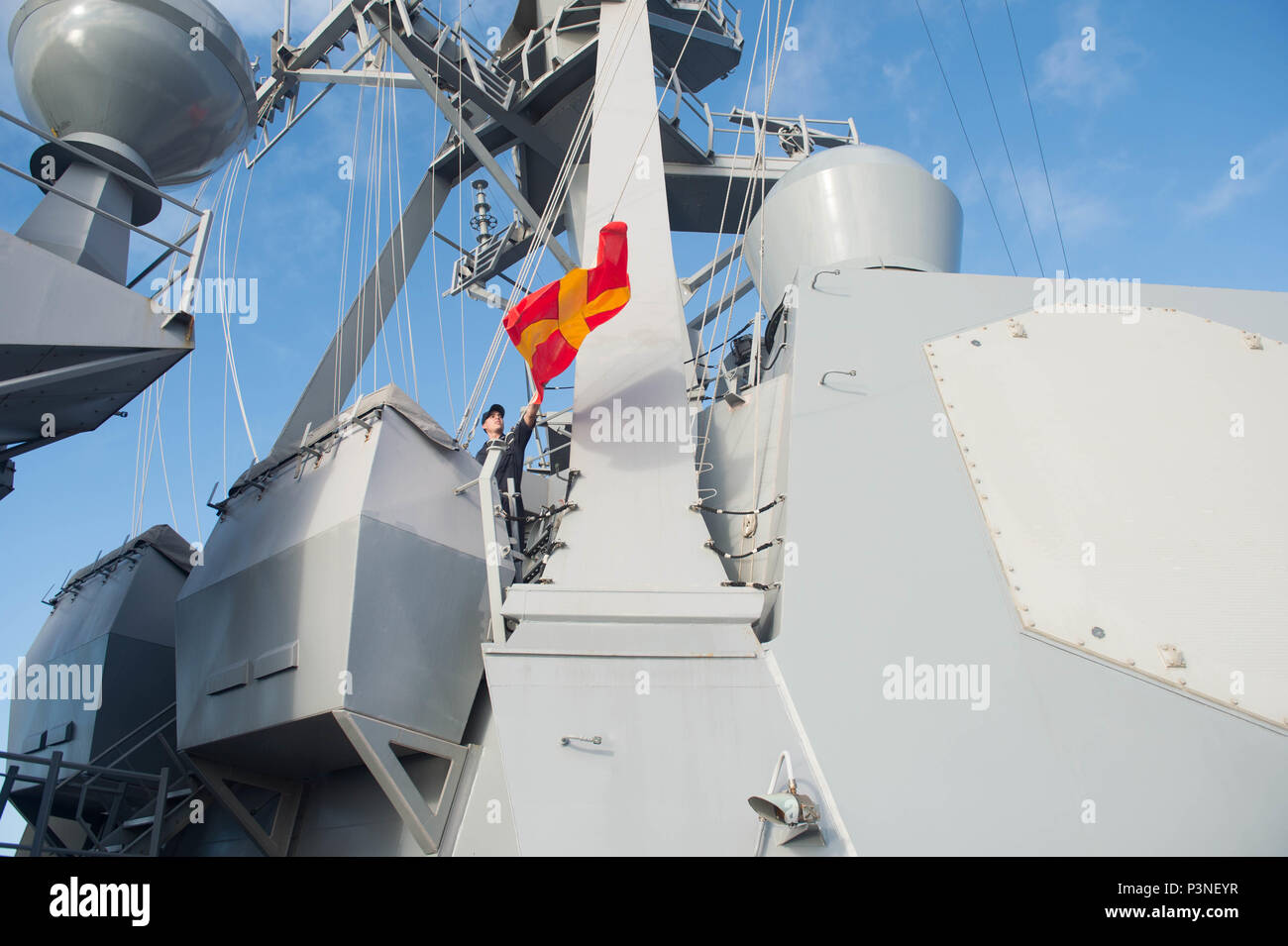 160715-N-KM939-019: OCEANO PACIFICO (15 luglio 2016) - Intendente di terza classe Emanuel Restrepo, da Orlando, Florida, trascina verso il basso il Romeo bandiera a bordo guidato-missile destroyer USS Stockdale (DDG 106) durante un attaco per un rifornimento in mare di esercitare con la marina militare cinese nave rifornimento Gaoyouhu (966) durante il cerchio del Pacifico 2016. Venti-sei nazioni, 40 navi e sottomarini, più di 200 aerei e 25.000 personale partecipano RIMPAC dal 30 giugno al 4 agosto, in e intorno alle Isole Hawaii e la California del Sud. Il più grande del mondo marittimo internazionale di esercizio, Foto Stock