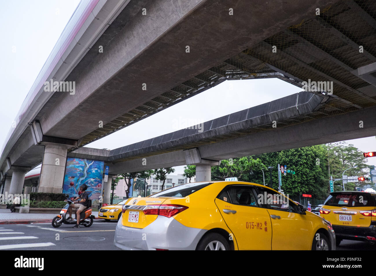 Taipei City,taxi,cercando,per ,tariffa,all'esterno,MRT,treni,metro,metro,station,Taipei City, Taipei, Taiwan, Repubblica della Cina,roc,Cina,Chinese,Asia,asiatica, Foto Stock