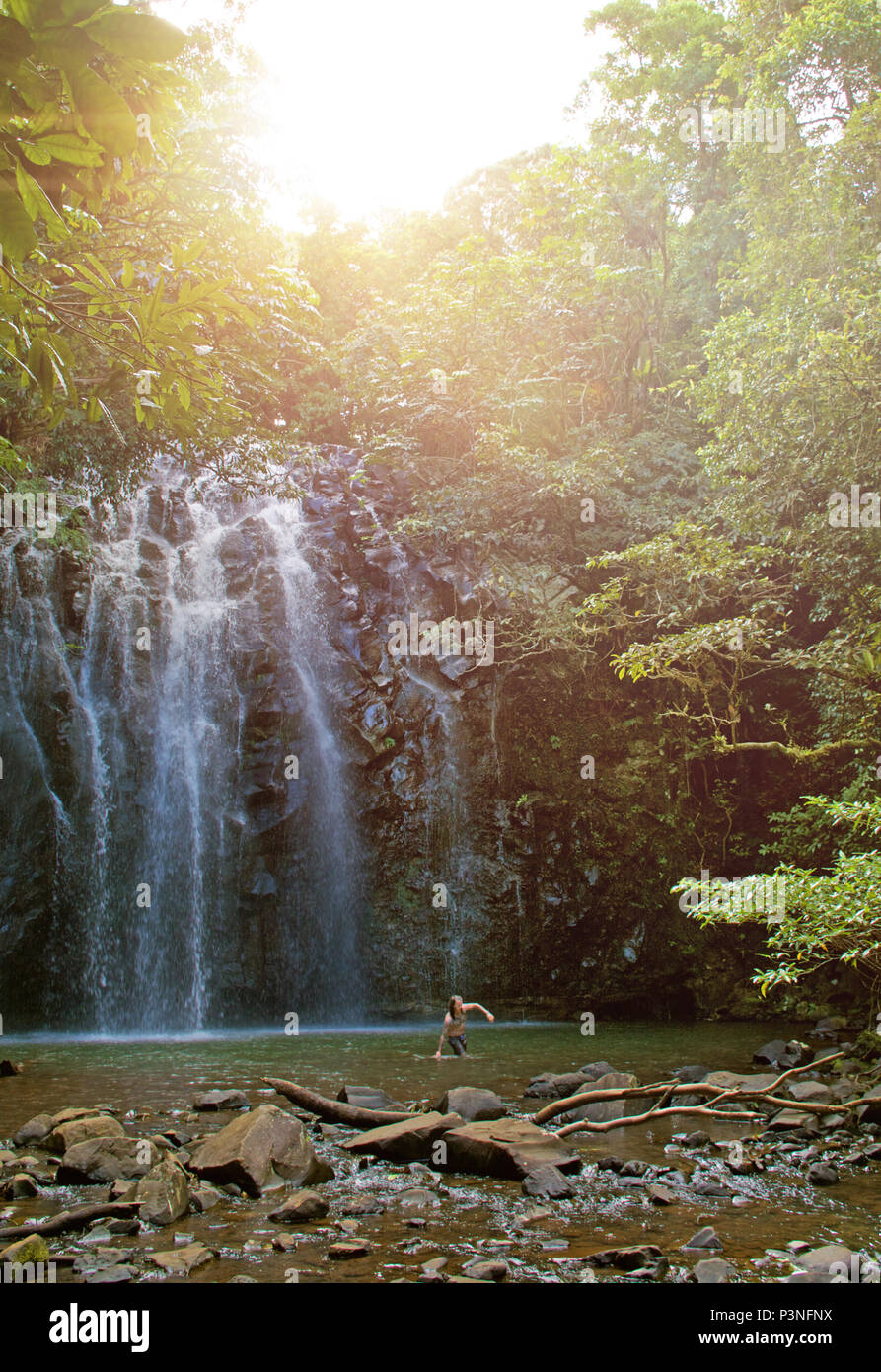 Bella cascata cascading su roccia in deep aqua acqua colorata circondata dalla giungla fitta foresta pluviale Foto Stock