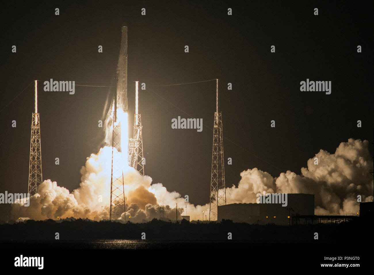 Il quarantacinquesimo spazio ala SpaceX supportato il successo del lancio di un Falcon 9 Dragon navicella spaziale diretto alla Stazione Spaziale Internazionale da Space Launch Complex 40 qui Luglio 18, 2016 a 12:45 a.m. ET. A circa otto minuti dopo il lancio, SpaceX sbarcati con successo il Falcon 9 della prima fase di booster a zona di atterraggio 1 su Cape Canaveral Air Force Station, Fla.Questo Falcon 9 Dragon lancio fu il XIII importante operazione di lancio per la gamma orientale questo anno e segna la nona missione contratta da SpaceX al di sotto della NASA di rialimentazione commerciale contratto di servizi. (Foto di cortesia da SpaceX) Foto Stock