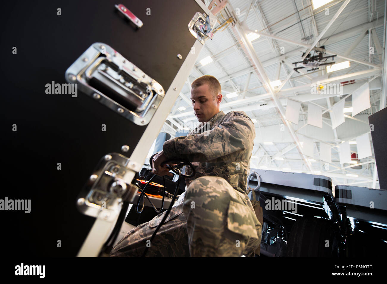 Il personale Sgt. Andrew Muhlhahn, i sistemi a radio frequenza artigiano con 1 Operazioni Speciali Communications Squadron, imposta di apparecchiature audio per un cambiamento del comando cerimonia alla libertà Hangar sul campo Hurlburt Fla., luglio 15, 2016 aviatori dal primo SOC sono caricate con un dazio supplementare per la configurazione dei sistemi audio per la comunicazione al pubblico a funzioni di base. (U.S. Air Force foto di Senior Airman Krystal M. Garrett) Foto Stock