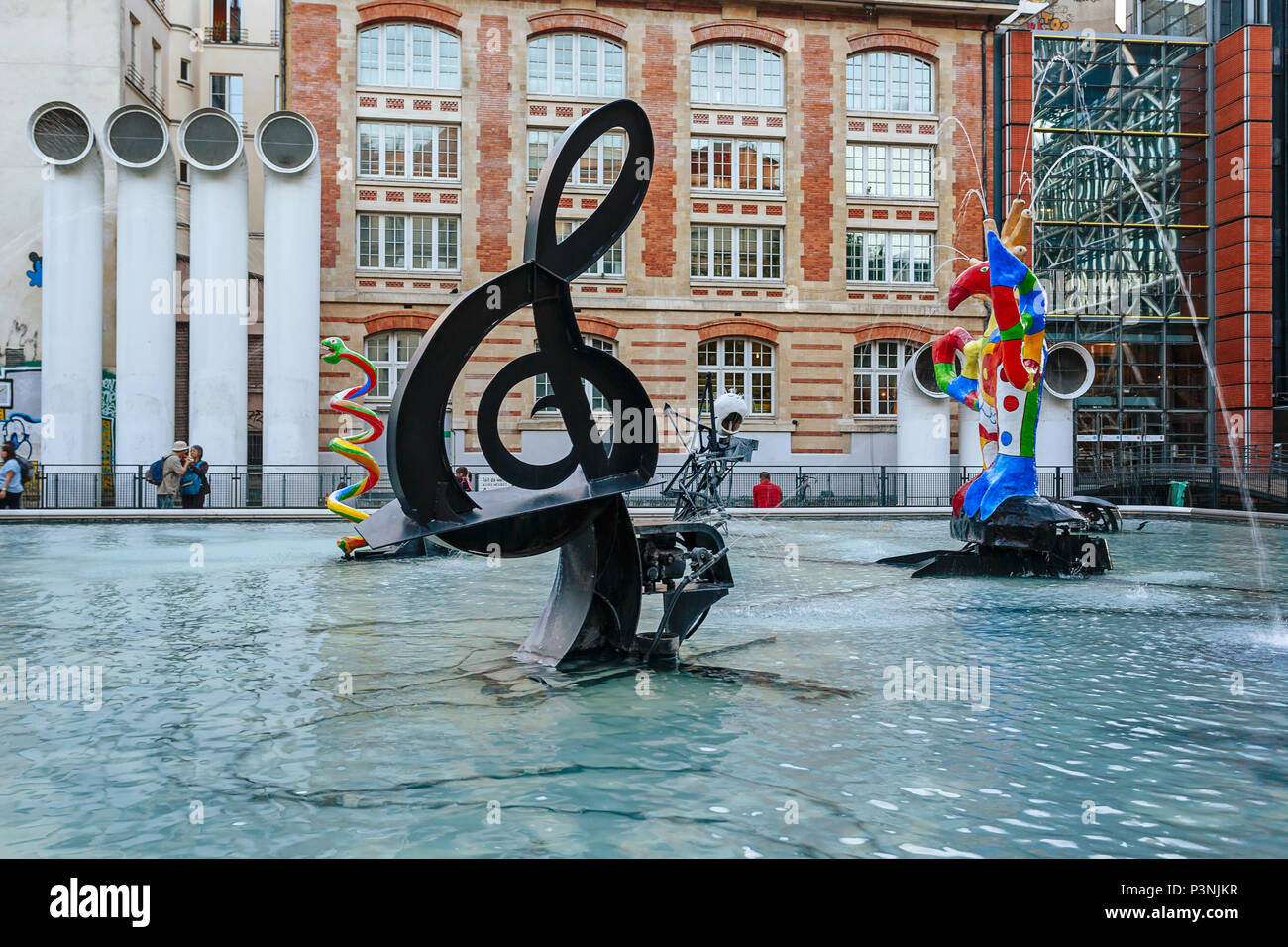 Parigi, Francia - 09 August, 2017: Fontana Stravinsky (1983) è una fontana con 16 opere di scultura. Foto Stock