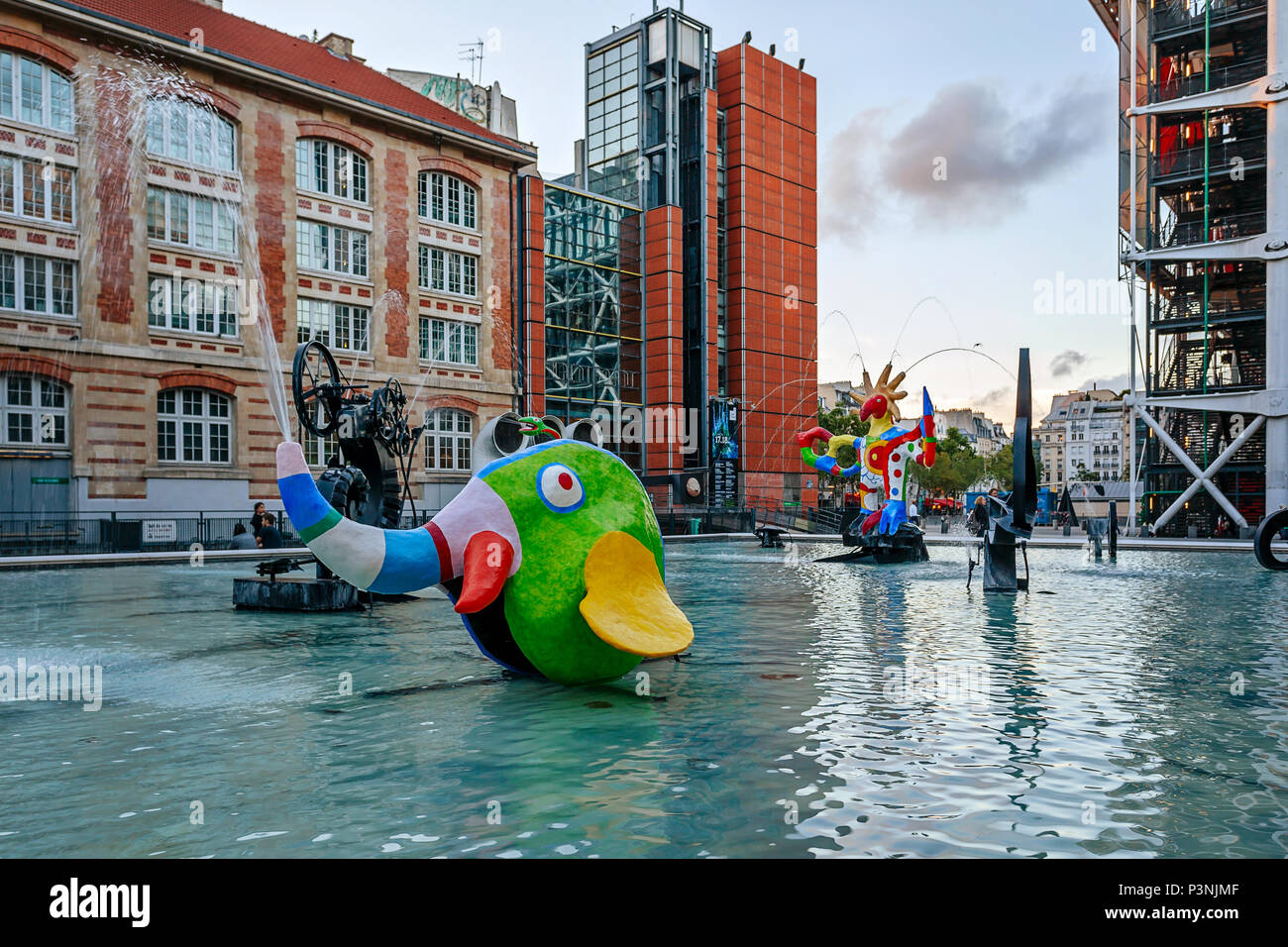 Parigi, Francia - 09 August, 2017: Fontana Stravinsky (1983) è una fontana con 16 opere di scultura. Foto Stock