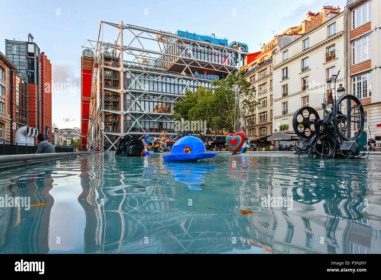 Parigi, Francia - 09 August, 2017: Fontana Stravinsky (1983) è una fontana con 16 opere di scultura. Foto Stock