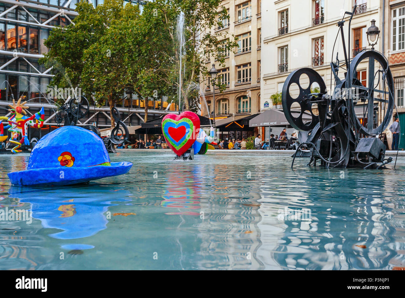 Parigi, Francia - 09 August, 2017: Fontana Stravinsky (1983) è una fontana con 16 opere di scultura. Foto Stock