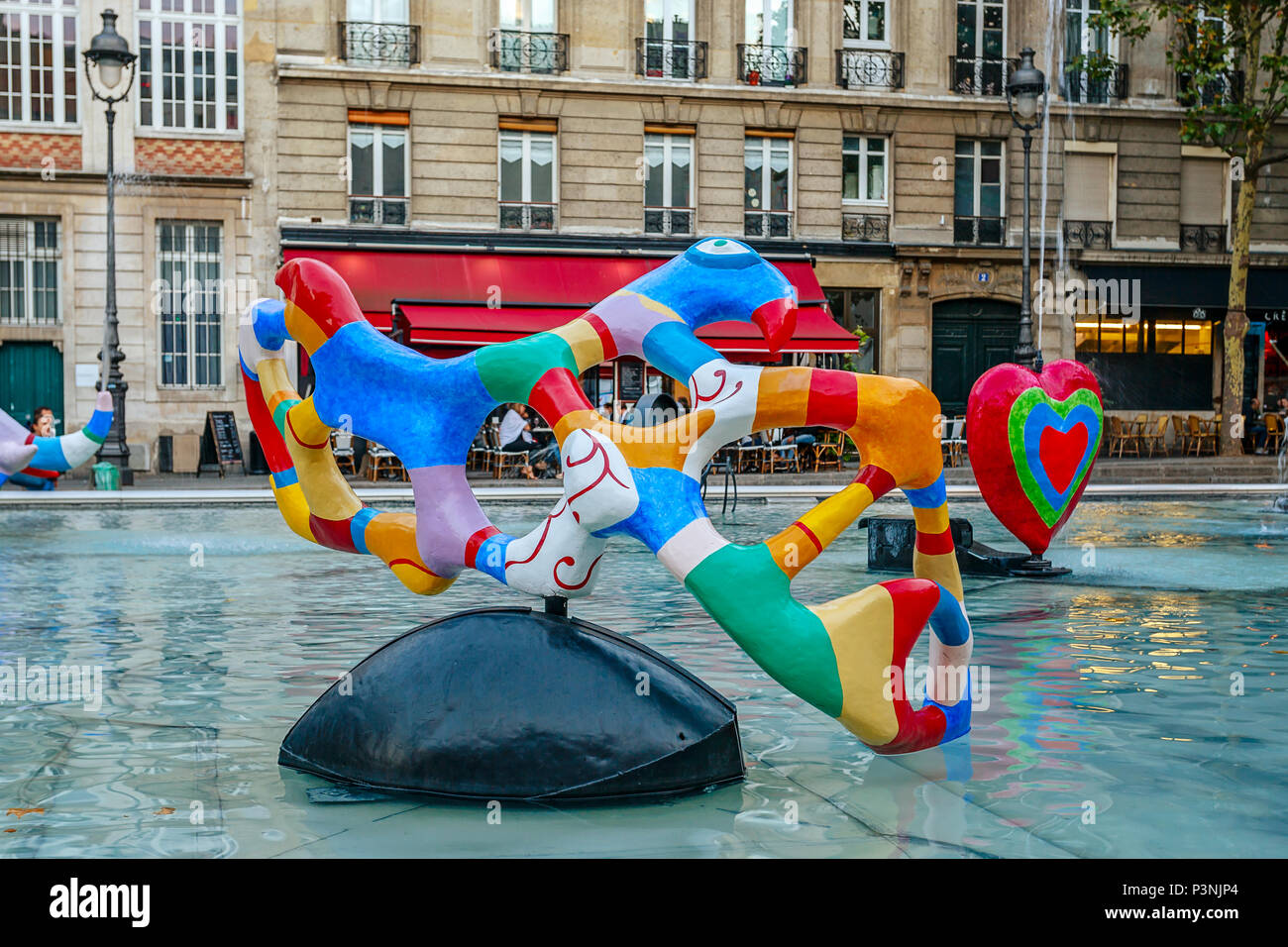 Parigi, Francia - 09 August, 2017: Fontana Stravinsky (1983) è una fontana con 16 opere di scultura. Foto Stock