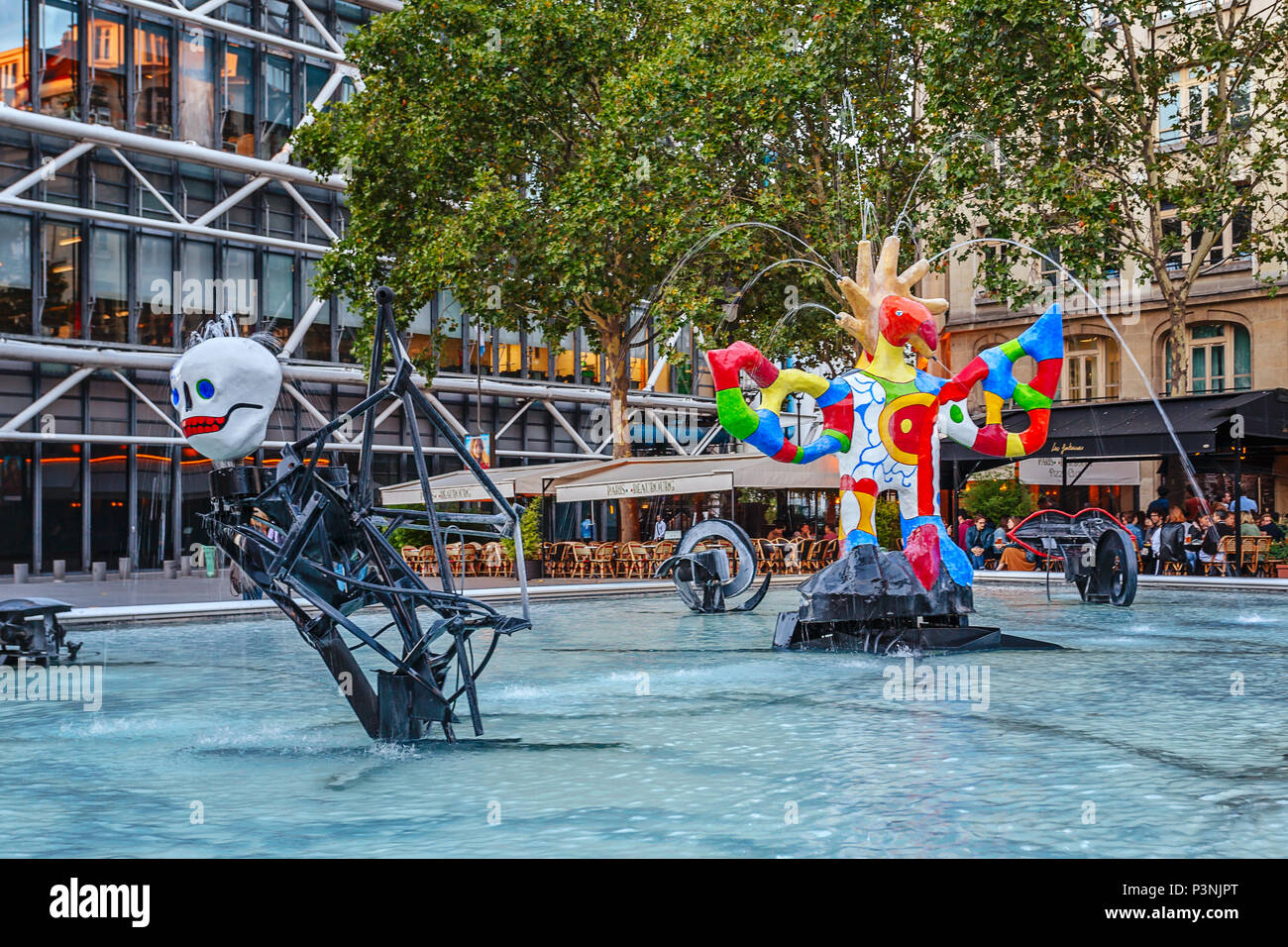 Parigi, Francia - 09 August, 2017: Fontana Stravinsky (1983) è una fontana con 16 opere di scultura. Foto Stock