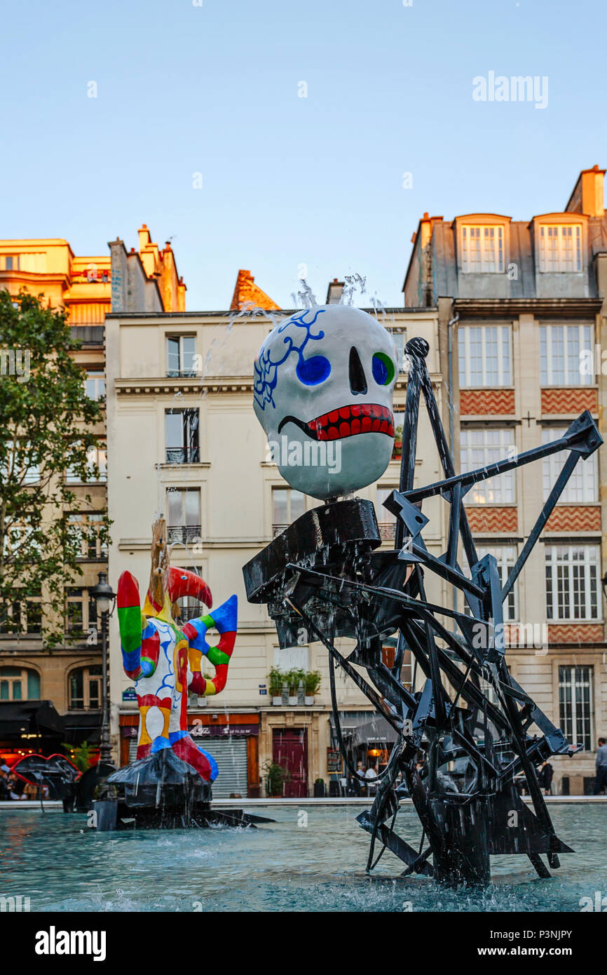 Parigi, Francia - 09 August, 2017: Fontana Stravinsky (1983) è una fontana con 16 opere di scultura. Foto Stock
