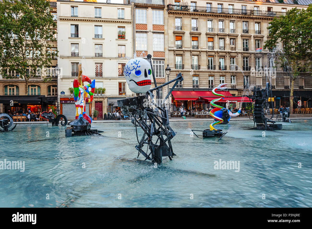 Parigi, Francia - 09 August, 2017: Fontana Stravinsky (1983) è una fontana con 16 opere di scultura. Foto Stock