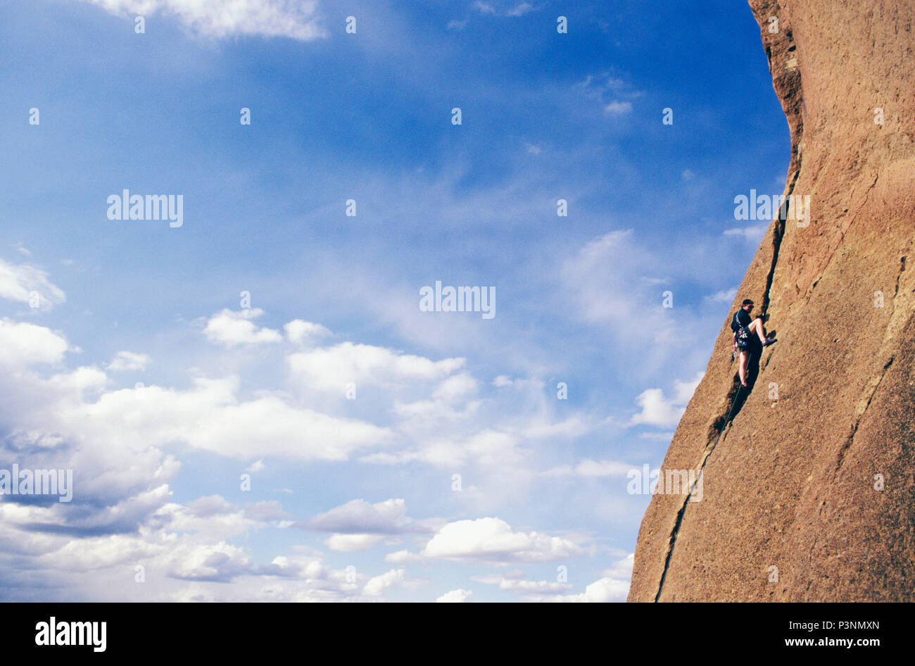 Un uomo di arrampicata su roccia a Smith Rock State Park in Oregon, USA. Questa salita è chiamato Spiderman e potenza nominale 5.7 ed è un tradizionale multipitvh salita. Foto Stock
