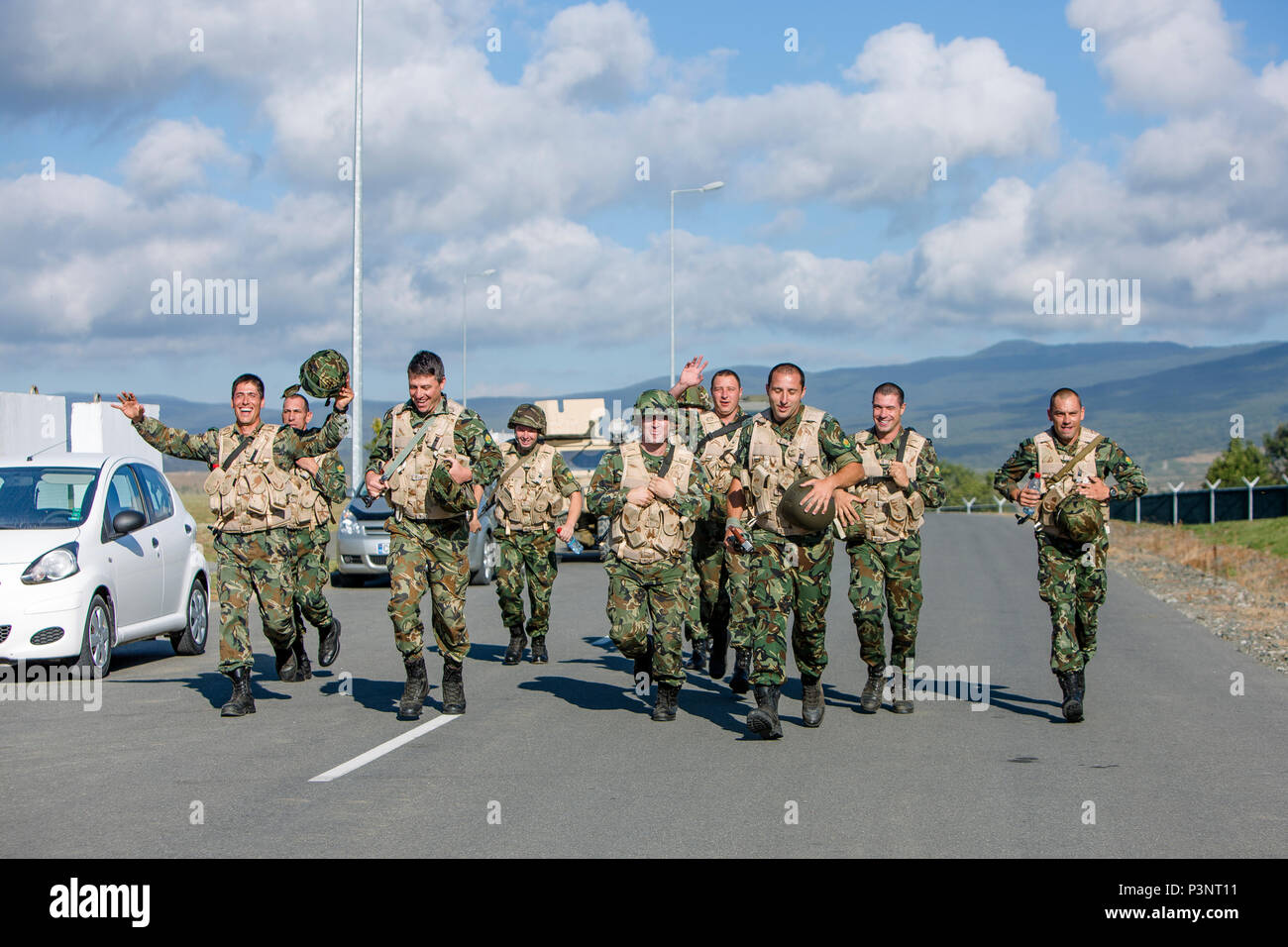 Forze bulgaro partecipano in una squadra endurance corso con gli alleati della NATO e partner durante la fase di esercizio di platino 16-4 Lion a bordo di Novo Selo Area Formazione, Bulgaria, 13 luglio 2016. Questo multi-nazionale esercizio riunisce otto la NATO e i paesi partner per un'esercitazione a fuoco e squad concorsi volti a rafforzare la difesa regionale in Europa Orientale. (U.S. Marine Corps foto di Cpl. Kelly L. Street, 2D MARDIV COMCAM/rilasciato) Foto Stock