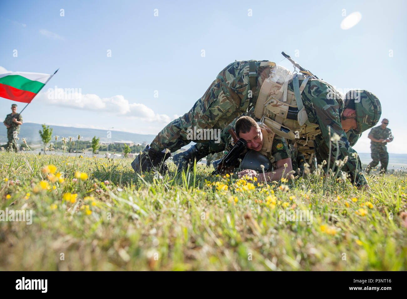 Gli alleati della NATO e partner di concentrarsi sulla costruzione di squadre di esercizi in combinazione con vigorosa attività fisica durante l'esercizio Platinum Lion 16-4 a bordo di Novo Selo Area Formazione, Bulgaria, 13 luglio 2016. Questo multi-nazionale esercizio riunisce otto la NATO e i paesi partner per un'esercitazione a fuoco e squad concorsi volti a rafforzare la difesa regionale in Europa Orientale. (U.S. Marine Corps foto di Cpl. Kelly L. Street, 2D MARDIV COMCAM/rilasciato) Foto Stock