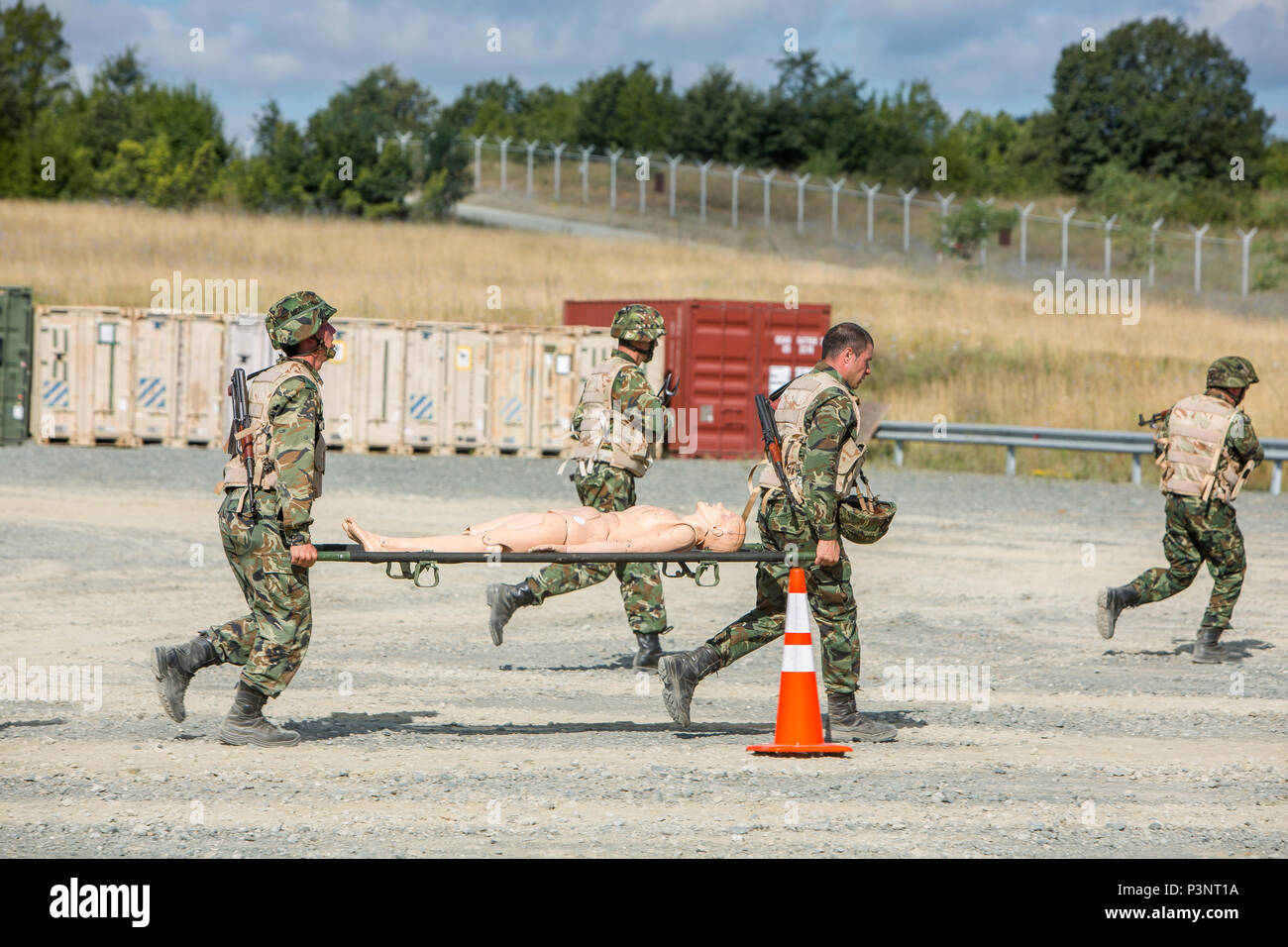 Gli alleati della NATO e partner partecipano in varie causalità esercitazioni di evacuazione durante l'esercizio Platinum Lion 16-4 a bordo di Novo Selo Area Formazione, Bulgaria, 13 luglio 2016. Questo multi-nazionale esercizio riunisce otto la NATO e i paesi partner per un'esercitazione a fuoco e squad concorsi volti a rafforzare la difesa regionale in Europa Orientale. (U.S. Marine Corps foto di Cpl. Kelly L. Street, 2D MARDIV COMCAM/rilasciato) Foto Stock