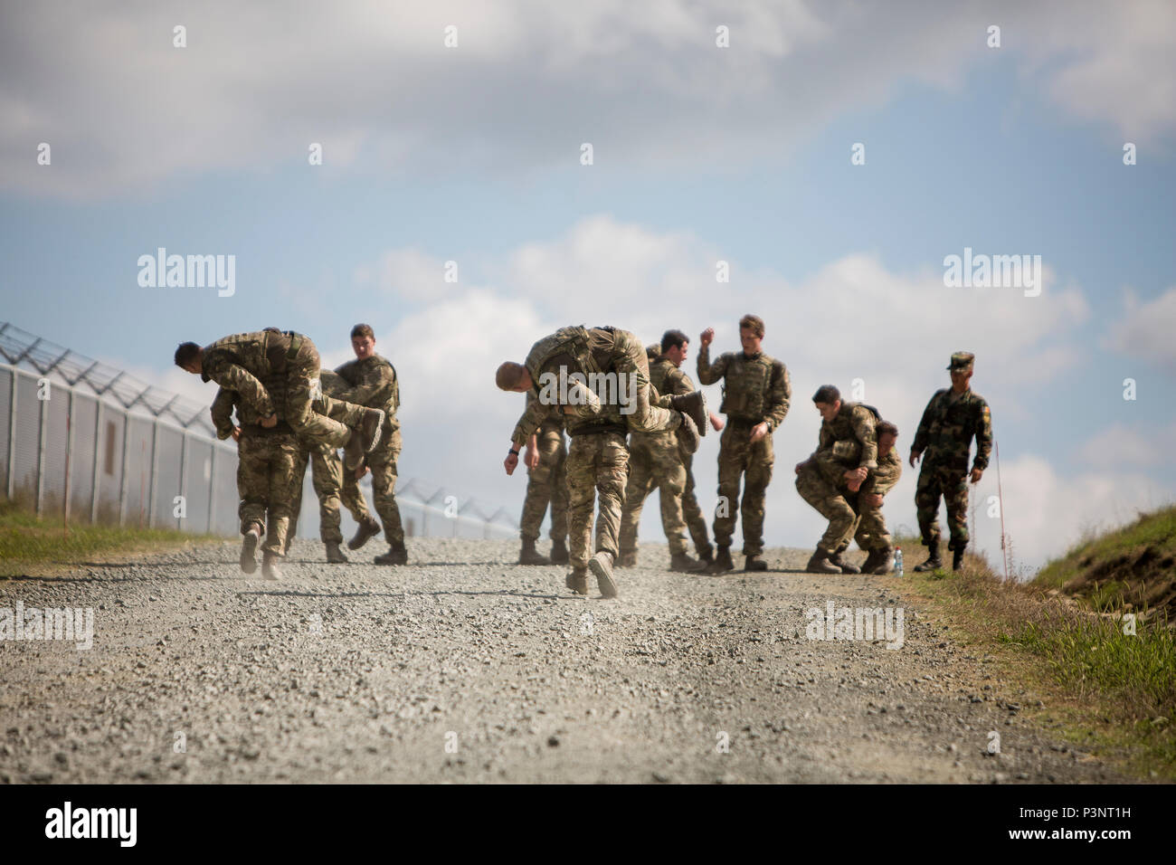 Quasi alla fine di un evento di durata consistente in una ampia varietà di team-building ostacoli e sfide, U.K. Royal Marine Commando a portare i loro fratelli fino alla cima di una collina durante l'esercizio Platinum Lion 16-4 a bordo di Novo Selo Area Formazione, Bulgaria, 13 luglio 2016. Questo multi-nazionale esercizio riunisce otto la NATO e i paesi partner per un'esercitazione a fuoco e squad concorsi volti a rafforzare la difesa regionale in Europa Orientale. (U.S. Marine Corps foto di Cpl. Kelly L. Street, 2D MARDIV COMCAM/rilasciato) Foto Stock