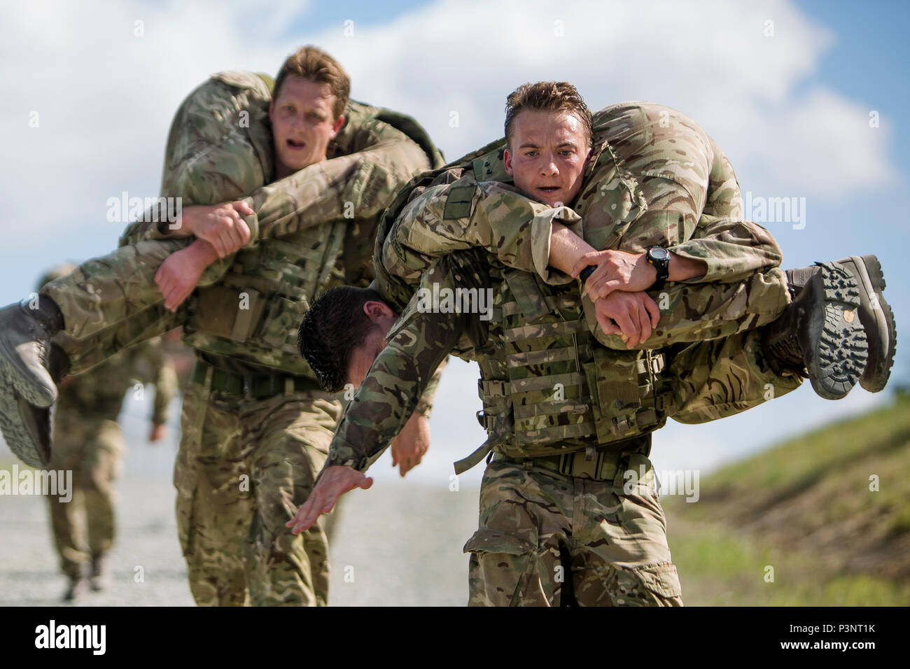 U.K. Royal Marine Commando a portare i loro fratelli sulle loro spalle per una competizione endurance durante l'esercizio Platinum Lion 16-4 a bordo di Novo Selo Area Formazione, Bulgaria, 13 luglio 2016. Questo multi-nazionale esercizio riunisce otto la NATO e i paesi partner per un'esercitazione a fuoco e squad concorsi volti a rafforzare la difesa regionale in Europa Orientale. (U.S. Marine Corps foto di Cpl. Kelly L. Street, 2D MARDIV COMCAM/rilasciato) Foto Stock