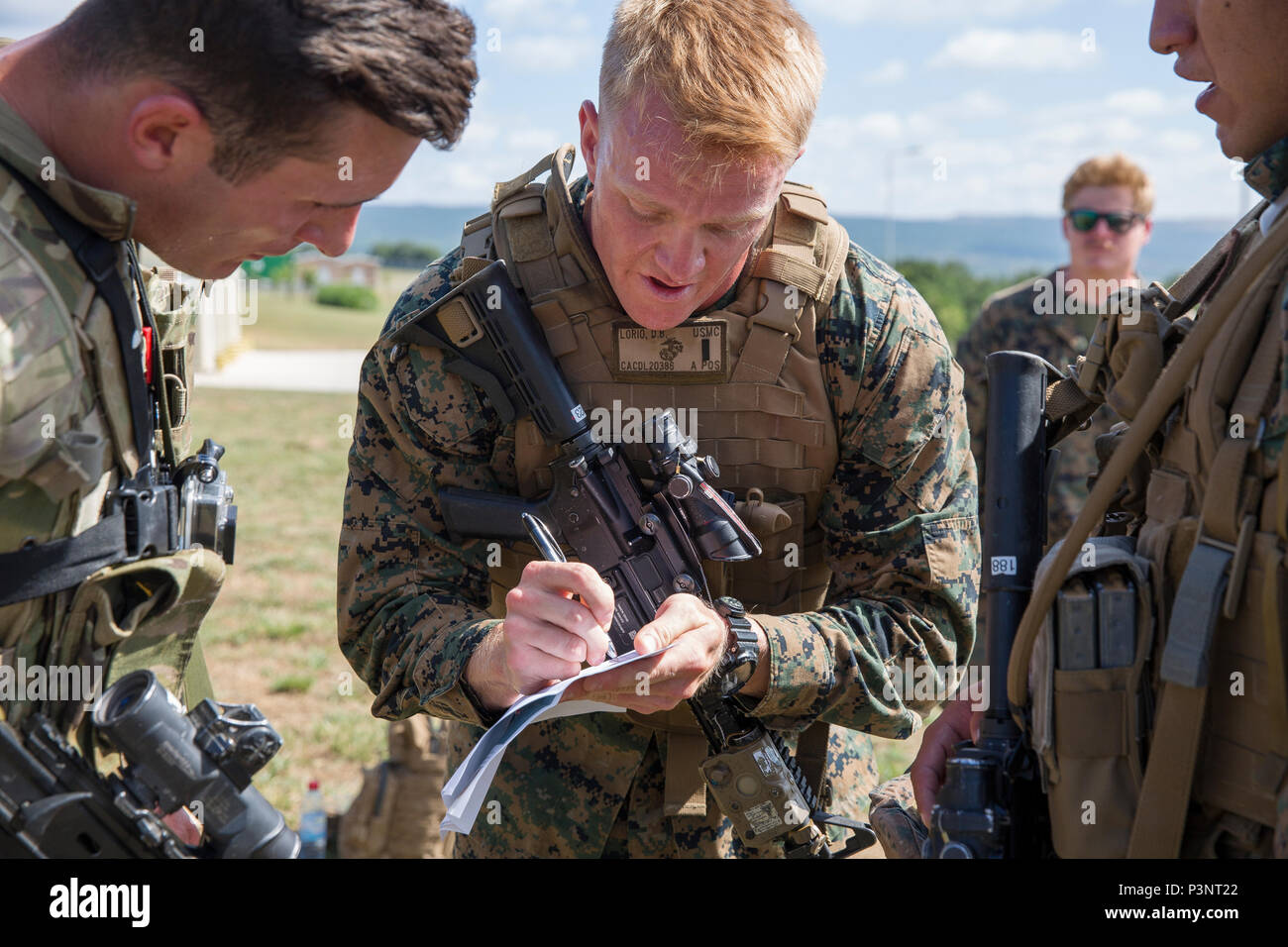 Stati Uniti Marine Corps 1Lt. David Lorio e un U.K. Royal Marine Commando formare i membri di un team nato durante l'esercizio Platinum Lion 16-4 a bordo di Novo Selo Area Formazione, Bulgaria, 13 luglio 2016. Questo multi-nazionale esercizio riunisce otto la NATO e i paesi partner per un'esercitazione a fuoco e squad concorsi volti a rafforzare la difesa regionale in Europa Orientale. (U.S. Marine Corps foto di Cpl. Kelly L. Street, 2D MARDIV COMCAM/rilasciato) Foto Stock