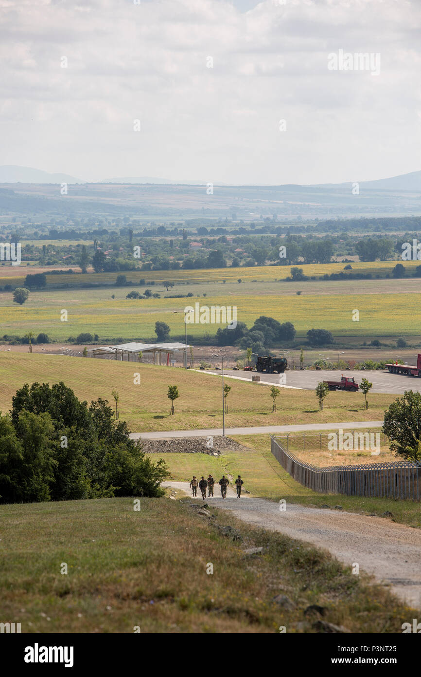 Un gruppo di marine e di soldati provenienti da ciascuna delle otto gli alleati della NATO e partner di esecuzione in una squadra per una competizione endurance durante l'esercizio Platinum Lion 16-4 a bordo di Novo Selo Area Formazione, Bulgaria, 13 luglio 2016. Questo multi-nazionale esercizio riunisce la NATO e i paesi partner per un'esercitazione a fuoco e squad concorsi volti a rafforzare la difesa regionale in Europa Orientale. (U.S. Marine Corps foto di Cpl. Kelly L. Street, 2D MARDIV COMCAM/rilasciato) Foto Stock