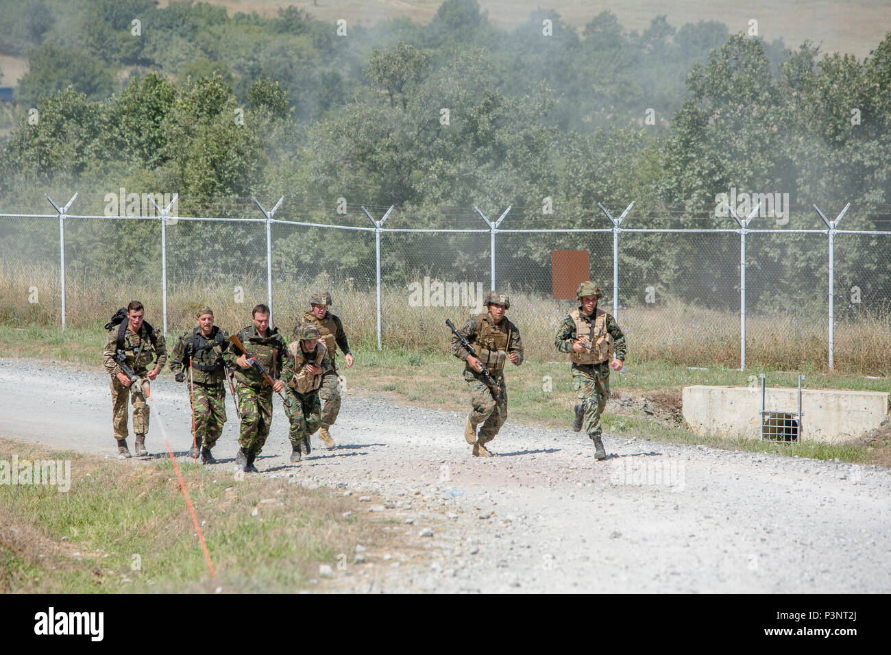 Una squadra di alleati della NATO e i paesi partner sprint al traguardo del corso di endurance durante l'esercizio Platinum Lion 16-4 a bordo di Novo Selo Area Formazione, Bulgaria, 13 luglio 2016. Questo multi-nazionale esercizio riunisce otto la NATO e i paesi partner per un'esercitazione a fuoco e squad concorsi volti a rafforzare la difesa regionale in Europa Orientale. (U.S. Marine Corps foto di Cpl. Kelly L. Street, 2D MARDIV COMCAM/rilasciato) Foto Stock