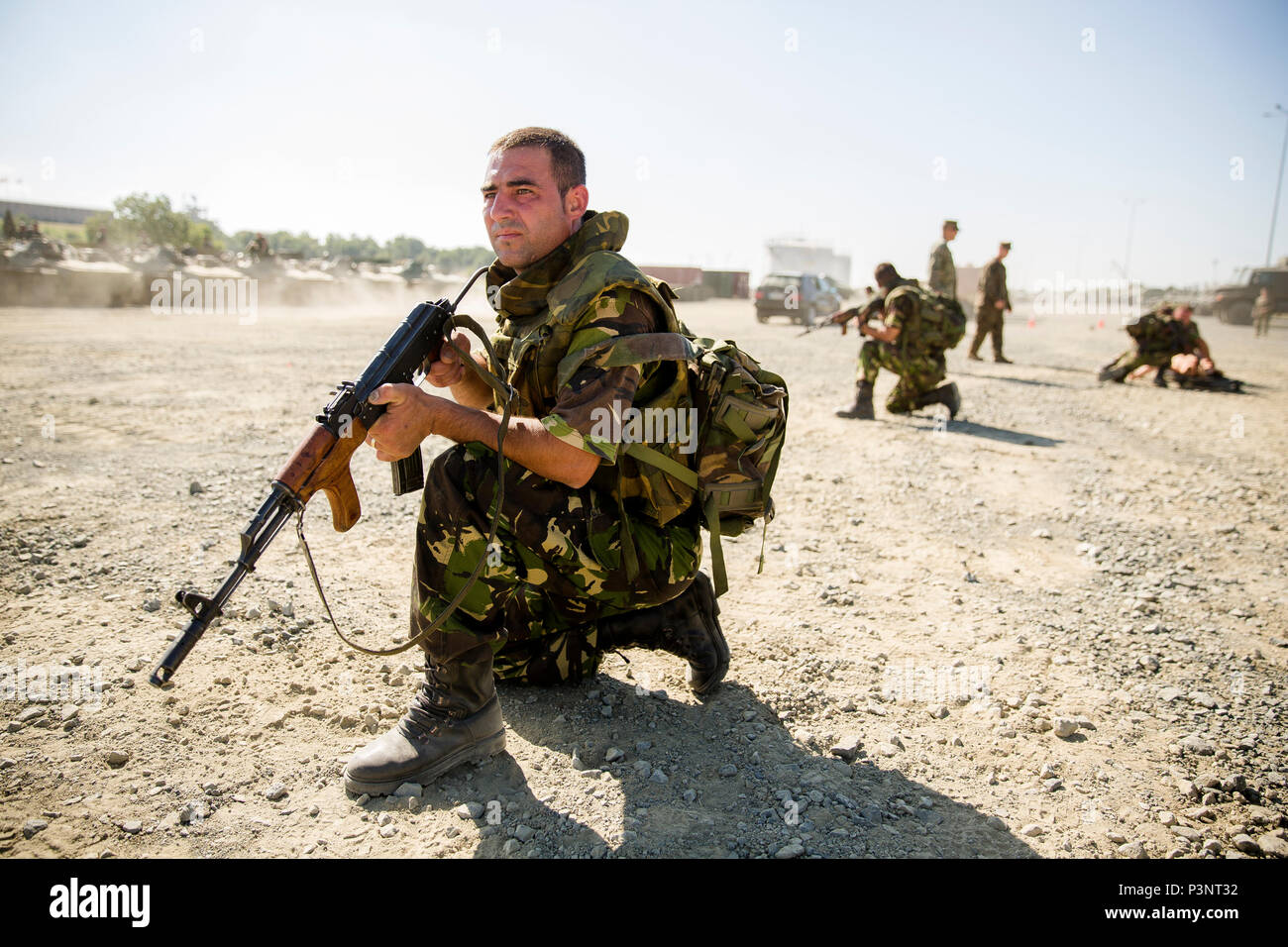 Un soldato rumeno fornisce la sicurezza come essi partecipano in un rapporto di causalità trapano di evacuazione durante l'esercizio Platinum Lion 16-4 a bordo di Novo Selo Area Formazione, Bulgaria, 14 luglio 2016. Questo multi-nazionale esercizio riunisce otto la NATO e i paesi partner per un live-fire esercizio finalizzato a rafforzare la difesa regionale in Europa Orientale. (U.S. Marine Corps foto di Cpl. Kelly L. Street, 2D MARDIV COMCAM/rilasciato) Foto Stock