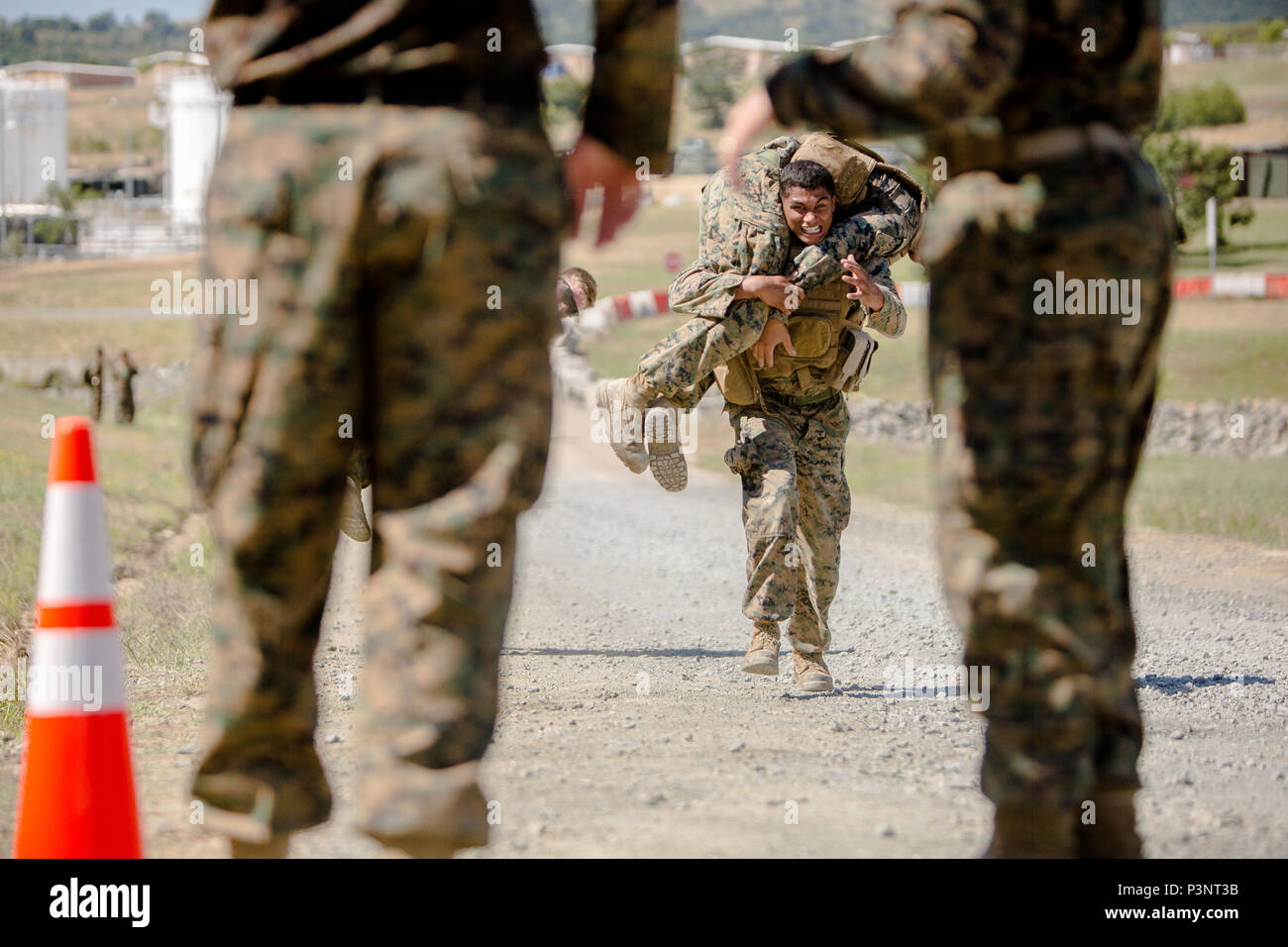 Un U.S. Marine con il Mar Nero La forza di rotazione porta il suo fratello-in-braccia durante un ostacolo e sfida corso durante l'esercizio Platinum Lion 16-4 a bordo di Novo Selo Area Formazione, Bulgaria, 14 luglio 2016. Questo multi-nazionale esercizio riunisce otto la NATO e i paesi partner per un live-fire esercizio finalizzato a rafforzare la difesa regionale in Europa Orientale. (U.S. Marine Corps foto di Cpl. Kelly L. Street, 2D MARDIV COMCAM/rilasciato) Foto Stock