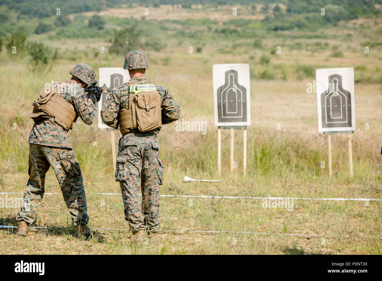 Stati Uniti Marines con il Mar Nero forza rotazionale di partecipare a un corso di incendio come parte di una squadra la concorrenza durante l'esercizio Platinum Lion 16-4 a bordo di Novo Selo Area Formazione, Bulgaria, 15 luglio, 2016. Questo multi-nazionale esercizio riunisce otto la NATO e i paesi partner per un live-fire esercizio finalizzato a rafforzare la difesa regionale in Europa Orientale. (U.S. Marine Corps foto di Cpl. Kelly L. Street, 2D MARDIV COMCAM/rilasciato) Foto Stock