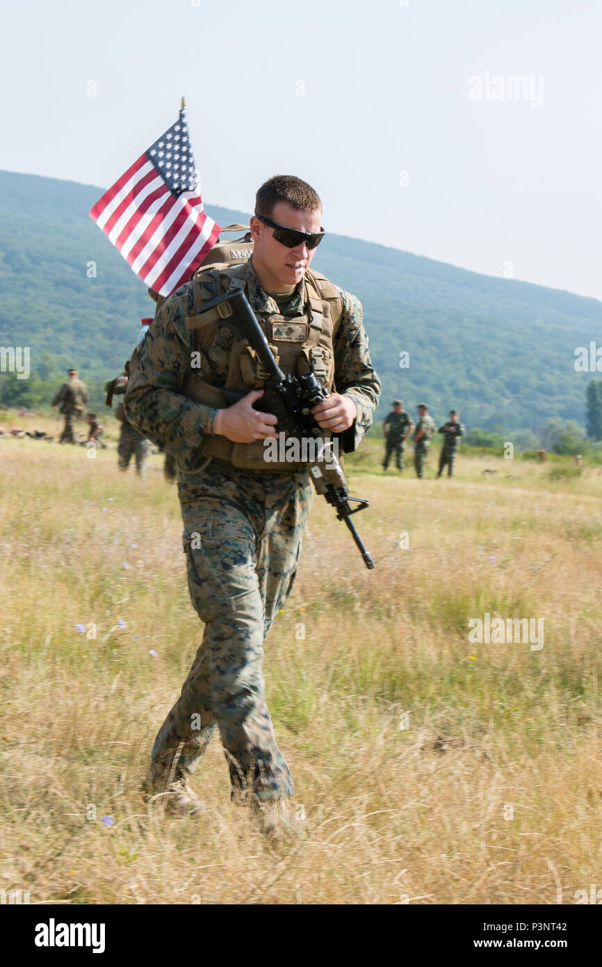 Stati Uniti Marine Corps Cpl. Derek C. Lambiris, una spia veicolo blindato crewman con il Mar Nero forza rotazionale, si prepara per una squadra endurance corso durante l'esercizio Platinum Lion 16-4 a bordo di Novo Selo Area Formazione, Bulgaria, 15 luglio, 2016. Questo multi-nazionale esercizio riunisce otto la NATO e i paesi partner per un live-fire esercizio finalizzato a rafforzare la difesa regionale in Europa Orientale. (U.S. Marine Corps foto di Cpl. Kelly L. Street, 2D MARDIV COMCAM/rilasciato) Foto Stock