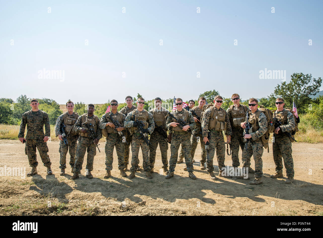 Stati Uniti Marines con il Mar Nero forza rotazionale di competere per orgoglio e vantarsi dei propri diritti in un corso di resistenza contro gli alleati della NATO e i paesi partner durante la fase di esercizio di platino 16-4 Lion a bordo di Novo Selo Area Formazione, Bulgaria, 15 luglio, 2016. Questo multi-nazionale esercizio riunisce otto la NATO e i paesi partner per un live-fire esercizio finalizzato a rafforzare la difesa regionale in Europa Orientale. (U.S. Marine Corps foto di Cpl. Kelly L. Street, 2D MARDIV COMCAM/rilasciato) Foto Stock