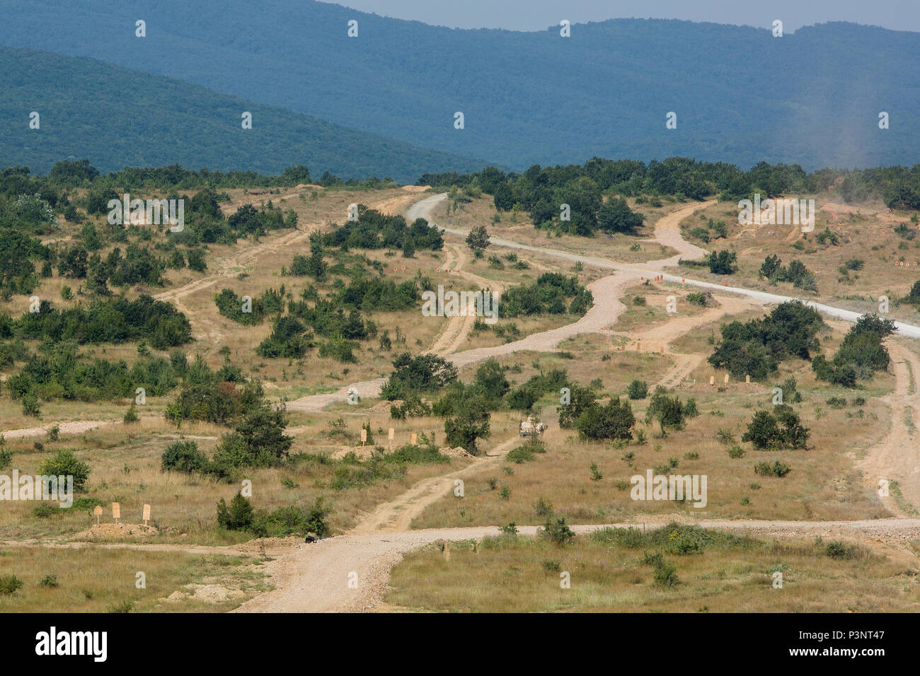 Stati Uniti Marines con il Mar Nero forza rotazionale di condotta live-fire manovra utilizzando le corsie prefissato durante l'esercizio Platinum Lion 16-4 a bordo di Novo Selo Area Formazione, Bulgaria, 15 luglio, 2016. Questo multi-nazionale esercizio riunisce otto la NATO e i paesi partner per un live-fire esercizio finalizzato a rafforzare la difesa regionale in Europa Orientale. (U.S. Marine Corps foto di Cpl. Kelly L. Street, 2D MARDIV COMCAM/rilasciato) Foto Stock
