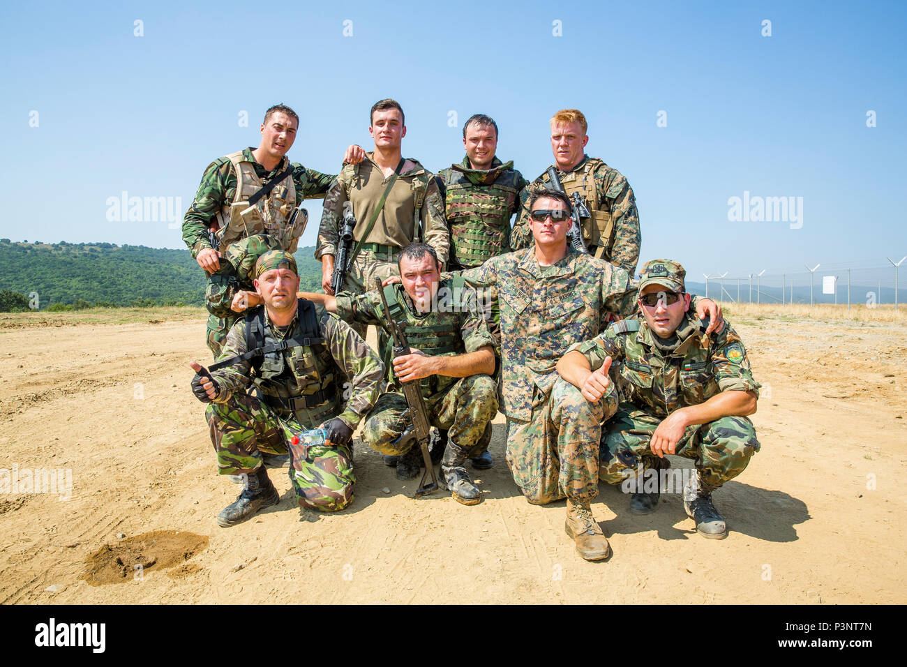 Sudato ed esausto, un "super squad" composta di alleati della NATO e i paesi partner posano per una foto dopo aver completato la 2.5 miglio-lungo corso di endurance durante l'esercizio Platinum Lion 16-4 a bordo di Novo Selo Area Formazione, Bulgaria, 15 luglio, 2016. Questo multi-nazionale esercizio riunisce otto la NATO e i paesi partner per un live-fire esercizio finalizzato a rafforzare la difesa regionale in Europa Orientale. (U.S. Marine Corps foto di Cpl. Kelly L. Street, 2D MARDIV COMCAM/rilasciato) Foto Stock