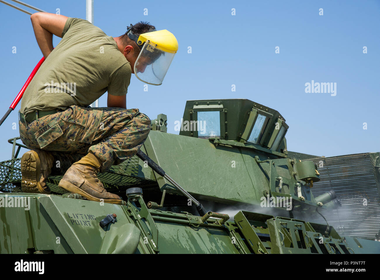 Stati Uniti Marine Corps Lance Cpl. Julian O. Ibarra, un driver con il Mar Nero forza rotazionale, spruzza la sporcizia lo spegnimento di una luce veicolo blindato alla fine dell'esercizio il platino Lion 16-4 a bordo di Novo Selo Area Formazione, Bulgaria, 15 luglio, 2016. Questo multi-nazionale esercizio riunisce otto la NATO e i paesi partner per un live-fire esercizio finalizzato a rafforzare la difesa regionale in Europa Orientale. (U.S. Marine Corps foto di Cpl. Kelly L. Street, 2D MARDIV COMCAM/rilasciato) Foto Stock