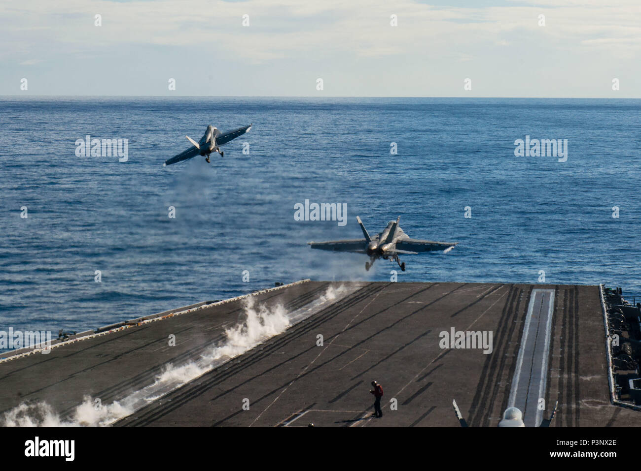 160718-N-DA-693-094 OCEANO PACIFICO (18 luglio 2016) F/A-18E Super calabroni assegnati ai gruppi di autodifesa di Strike Fighter Squadron (VFA) 151 e il Black Aces di Strike Fighter Squadron (VFA) 41 lancio dalla USS John C. Stennis' (CVN 74) ponte di volo durante il cerchio del Pacifico 2016. Venti-sei nazioni, più di 40 navi e sottomarini, più di 200 aerei e 25.000 personale partecipano RIMPAC dal 30 giugno al 4 agosto, in e intorno alle Isole Hawaii e la California del Sud. Il più grande del mondo marittimo internazionale esercitazione RIMPAC offre una singolare opportunità di formazione che aiuta a Foto Stock