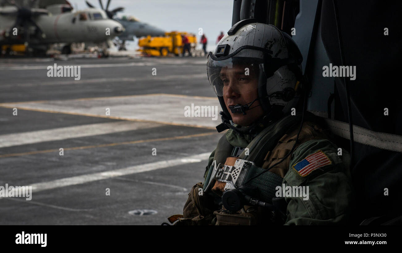 160717-N-FT110-005 OCEANO PACIFICO (17 luglio 2016) Aircrewman navale 2a classe Jonathon Viallta, assegnato al "Cavalieri Neri" del mare in elicottero Combat Squadron (HSC) 4, si prepara per un MH-60S Sea Hawk elicottero al lancio dalla portaerei USS Carl Vinson (CVN 70) ponte di volo. Carl Vinson è attualmente in corso con avviato Carrier aria Wing 2 e Destroyer Squadron 1 condurre la nave su misura della disponibilità di formazione (TSTA) e la valutazione finale il problema in preparazione per la loro prossima distribuzione. Durante la tsta, a galla gruppo Formazione Pacific valuta esercizi di allenamento e del mondo reale, scen Foto Stock