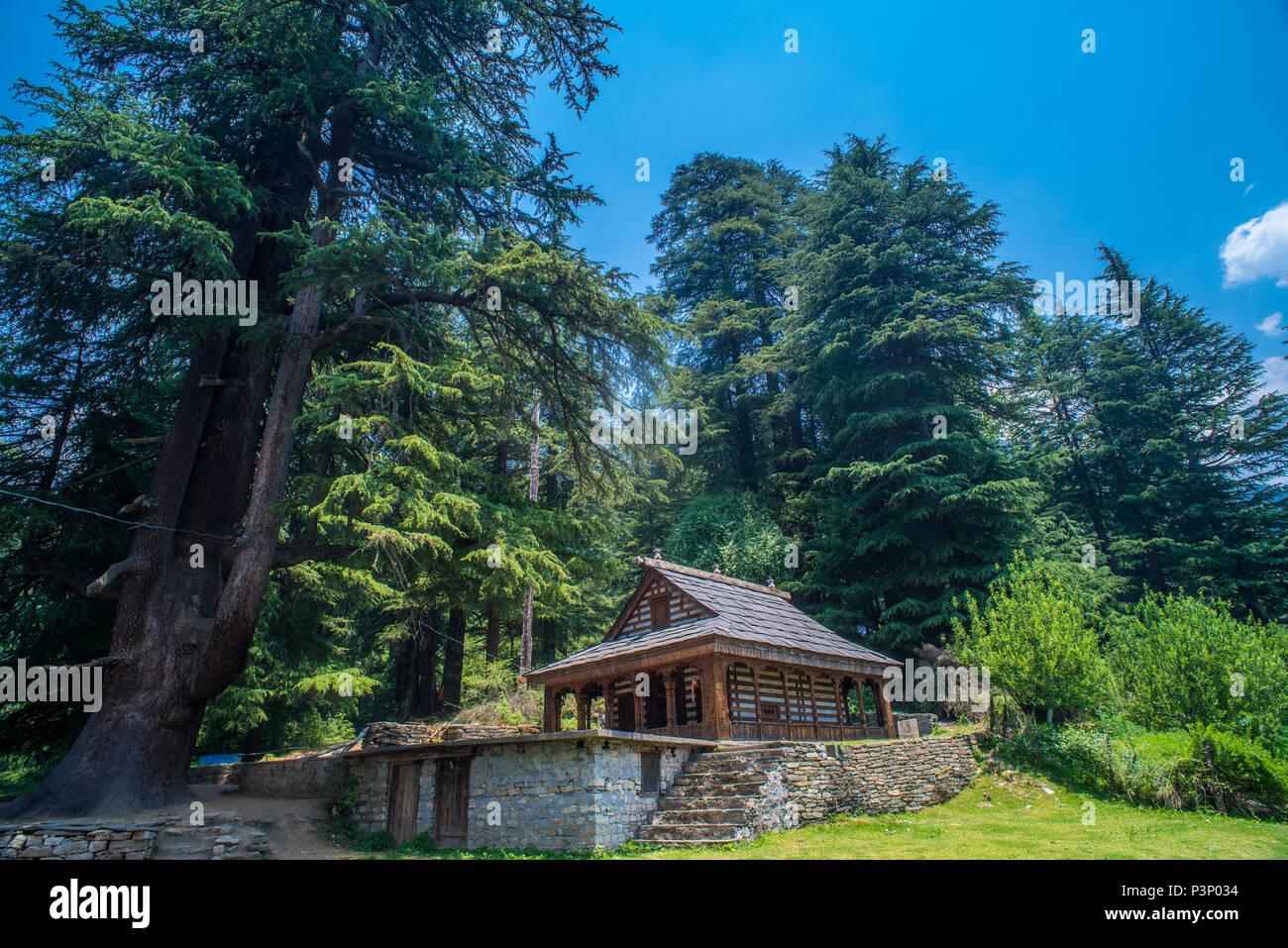 Antico tempio indù-Himalaya Nord, valle di Kullu, Himachal Pradesh, India. Foto Stock