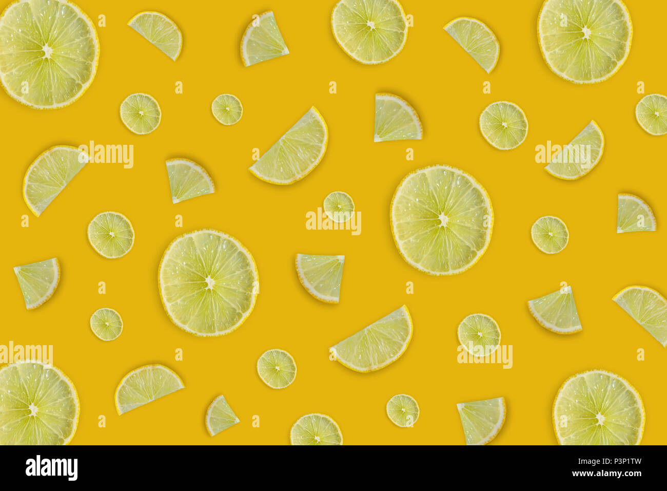 Carta da parati e sfondo giallo di succo di limone o lime su sfondo giallo, fresche fetta di limone e frutta acida o agrumi. Foto Stock