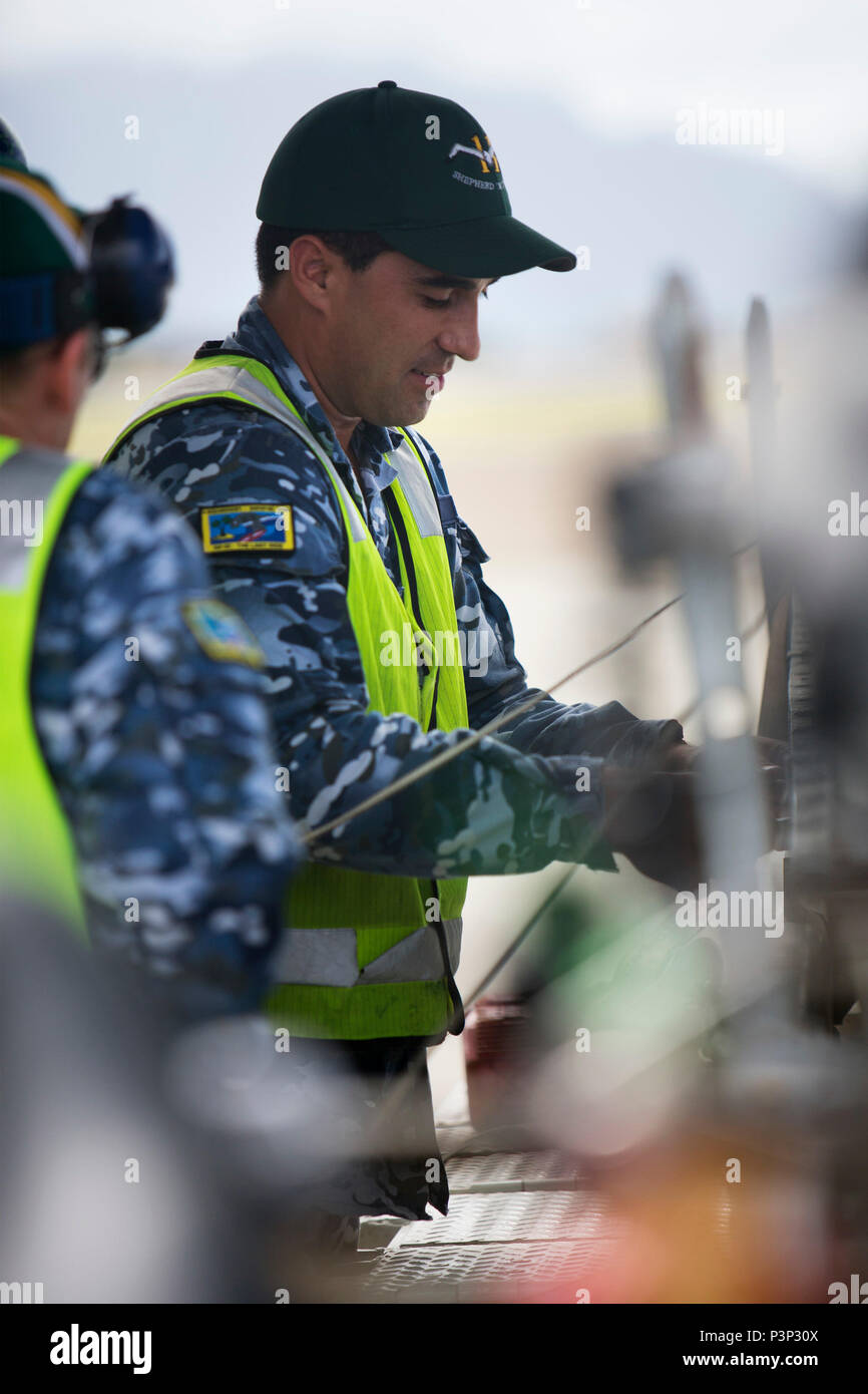 Caporale Phil Whitcher, un tecnico di avionica da 11 Squadron si prepara a caricare un modulo AGM-84 Harpoon missile su un AP-3C Orion aeromobile presso la Marine Corps base Hawaii durante l'esercizio, Rim del Pacifico (RIMPAC) 2016. (Australian Defence Force foto di ABIS Kayla Hayes) Foto Stock