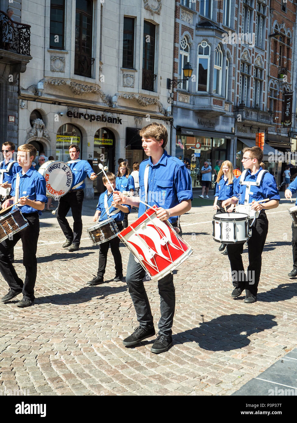 Mechelen, Belgio - Maggio 2018: ragazzi suonare le percussioni durante l annuale processione di Hanswijk Foto Stock