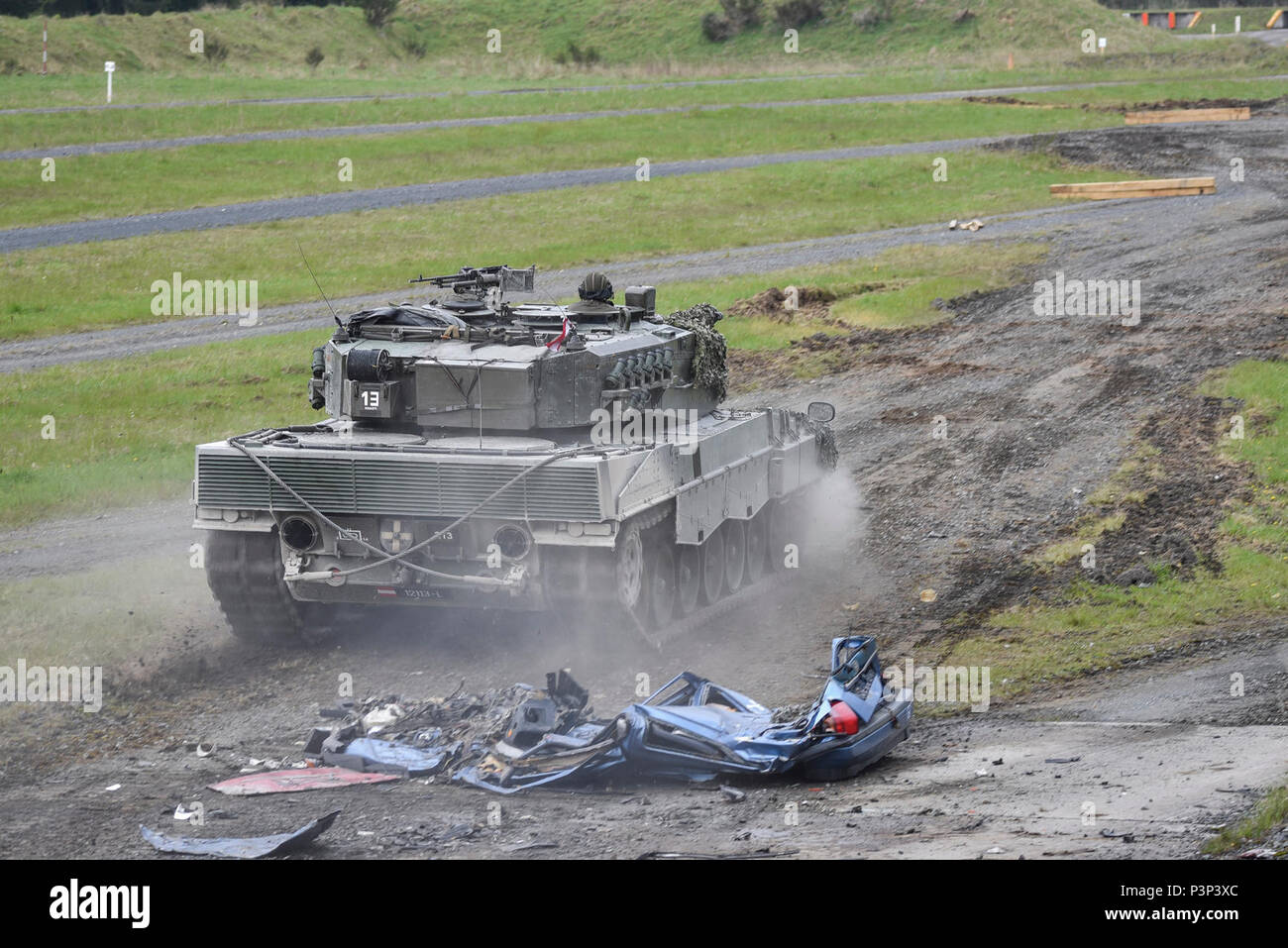 Un austriaco Leopard 2A4 serbatoio, appartenenti al plotone Bundesheer schiaccia auto come parte della precisione di guida lane, durante l'Europa forte sfida del serbatoio (SETC), al settimo Esercito di formazione il comando Grafenwoehr Area Formazione, Grafenwoehr, Germania, 8 maggio 2017. Il SETC è co-ospitato da U.S. Europa dell'esercito e dell'esercito tedesco, può 7-12, 2017. Il concorso è destinato a sporgere una presenza dinamica, favorire il partenariato militare, promuovere l interoperabilità, e fornisce un ambiente per la condivisione di tattiche, le tecniche e le procedure, Plotoni da sei NATO e i paesi partner sono in concorrenza. Foto Stock