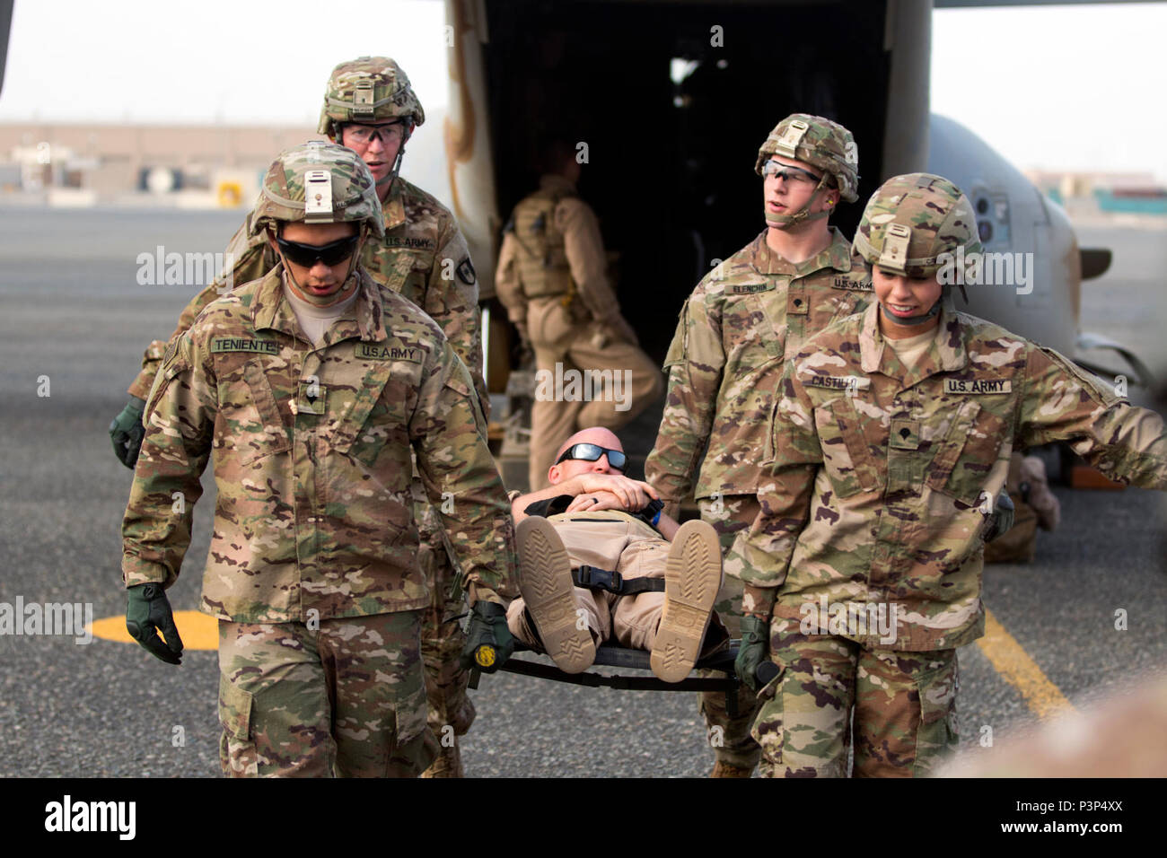 Spc. Jesse Teniente, SPC. Gabriela Castillo, SPC. Zac Elenghan e PFC. Eric Brennick, combattere i medici con la 86Supporto di combattimento ospedale, spostare una simulazione di incidente off di un MV-22 Osprey, durante una formazione congiunta di esercitare con Marines dal mezzo marino Tiltrotor squadrone - 364 (VMM-364), a Camp Arifjan, Kuwait, 8 maggio 2017. Foto Stock