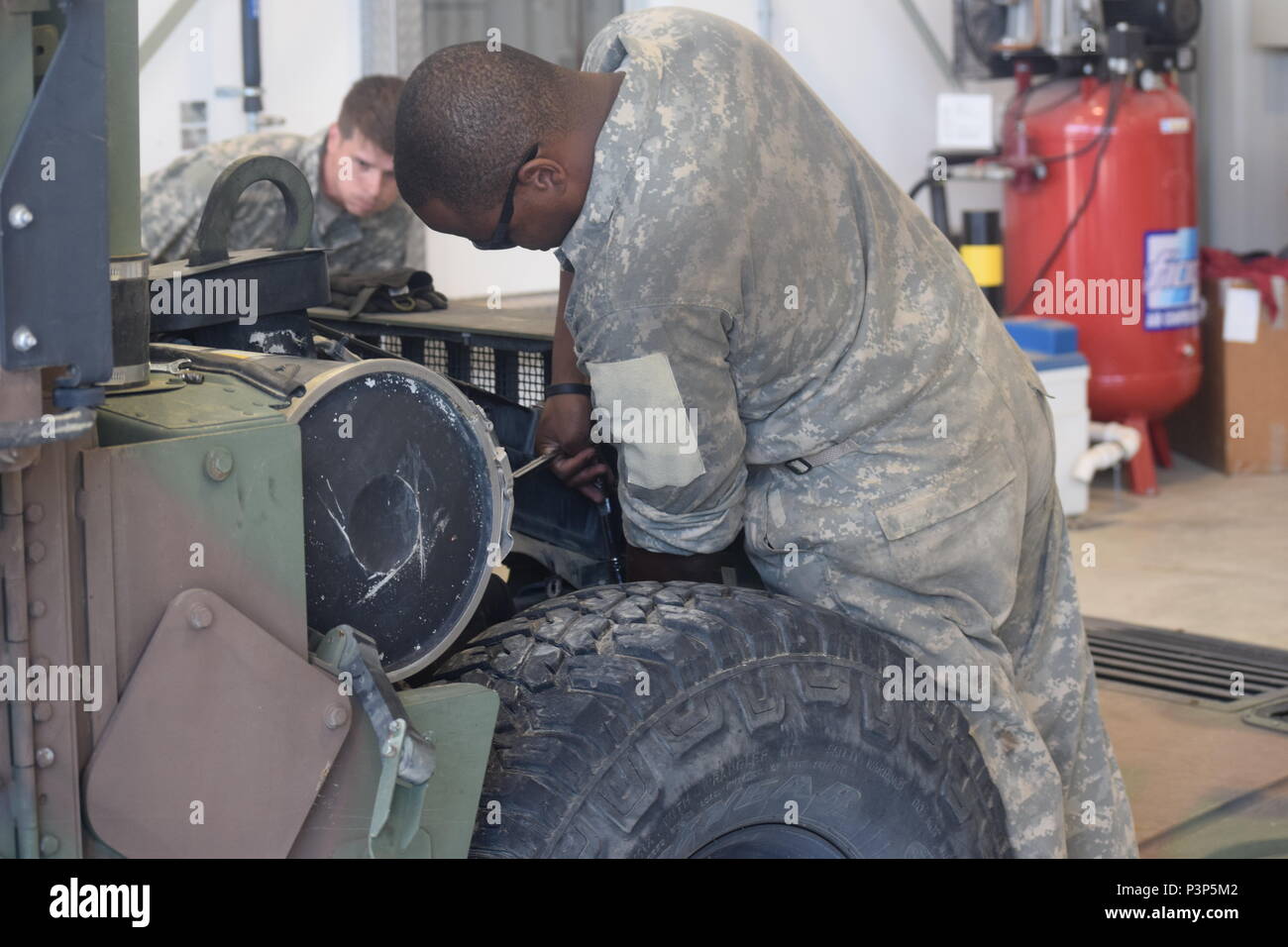 Sgt. Yulgye Echavarra e Pvt. 1. classe Roshawn Hayles, meccanico, ingegnere 841st battaglione, U.S. La riserva di esercito, 6 luglio 2016 a Novo Selo Area Formazione, Bulgaria durante il funzionamento la risoluta castello, un esercito degli Stati Uniti Europa led costruzione militare operazione che spazia dalla costruzione di strade per i miglioramenti dell'infrastruttura. Soldati condotti controlli di manutenzione su diversi veicoli di costruzione, gestione riparazioni destra sulla base. (U.S. Foto dell'esercito da Capt. Kimberlee Lewis, ingegnere 841st battaglione, U.S. La riserva di esercito) Foto Stock