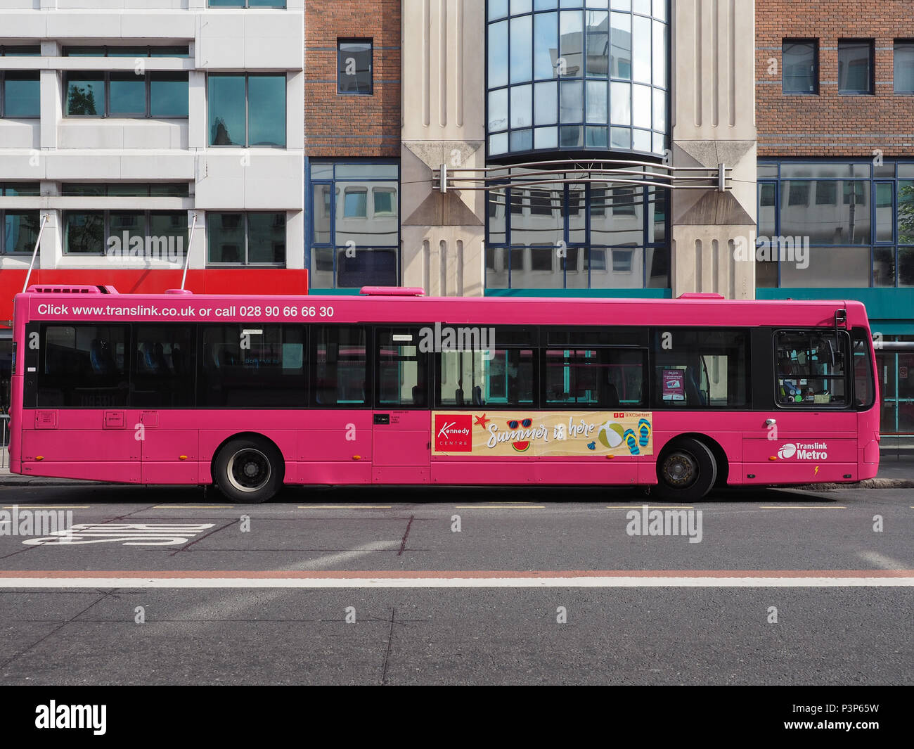 BELFAST, Regno Unito - circa giugno 2018: Metro bus dei trasporti pubblici Foto Stock