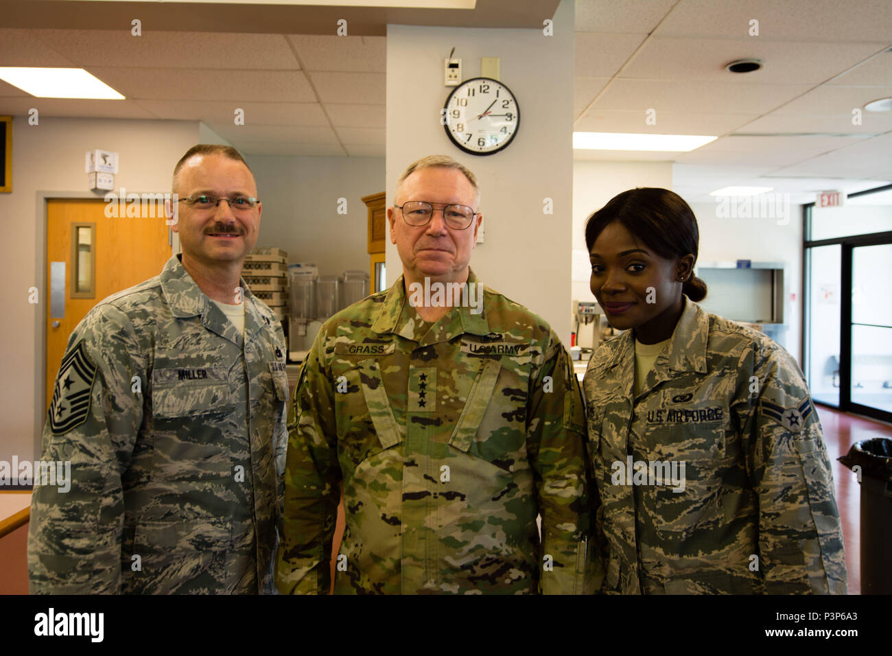 Stati Uniti Generale dell esercito Frank J. erba, capo della Guardia Nazionale Bureau, visite con gli avieri del Missouri Air National Guard's 139a Airlift Wing sulla luglio 15, 2016 a Rosecrans Air National Guard Base, San Giuseppe, Mo. erba ha girato la base per imparare circa 139a Missione e visita con gli avieri. (U.S. Air National Guard foto di Senior Airman Bruce Jenkins/rilasciato) Foto Stock